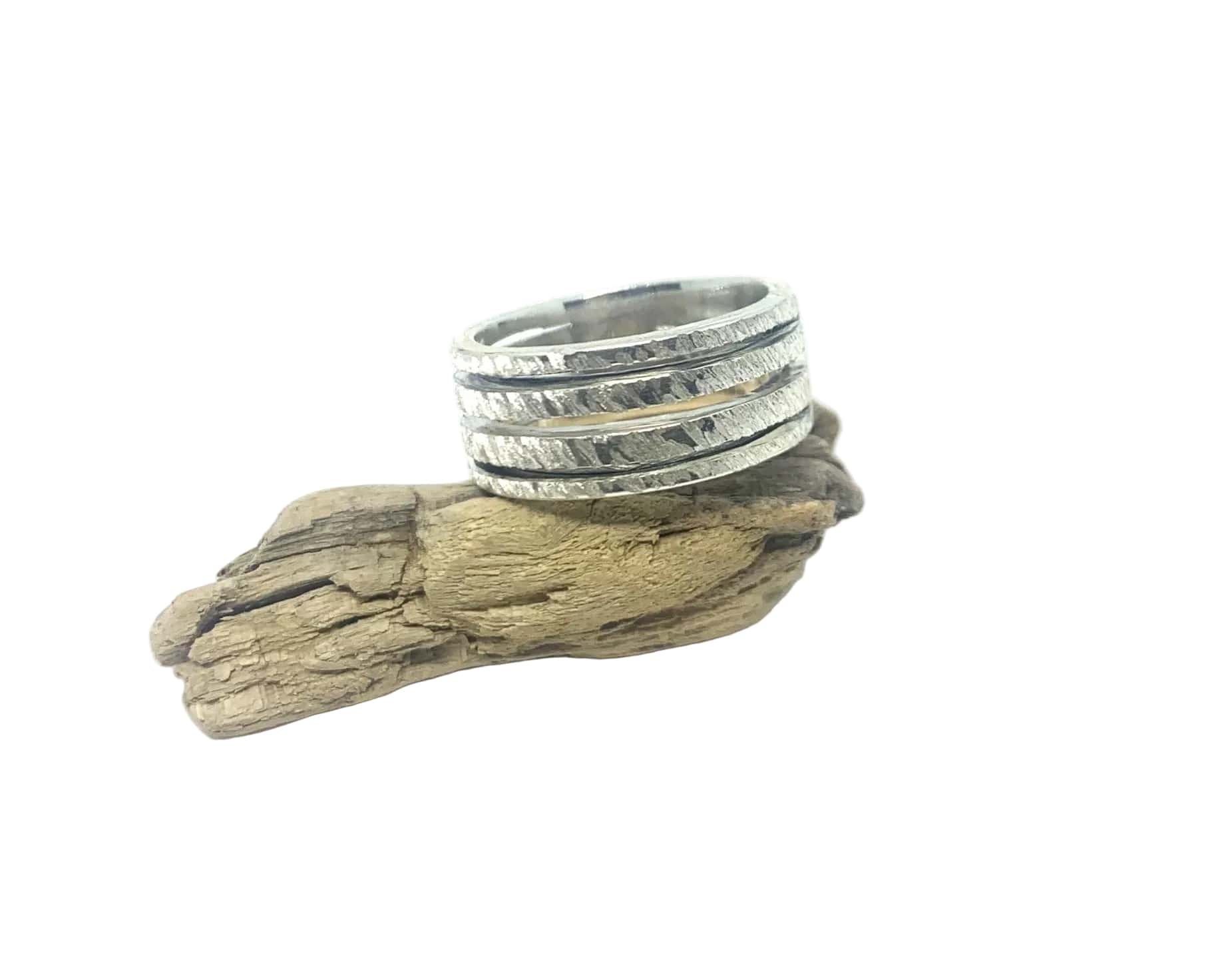 Profile view of 3 Linee wide band ring in sterling silver 925 – Tg-Jewellery by Tamara Gervasio