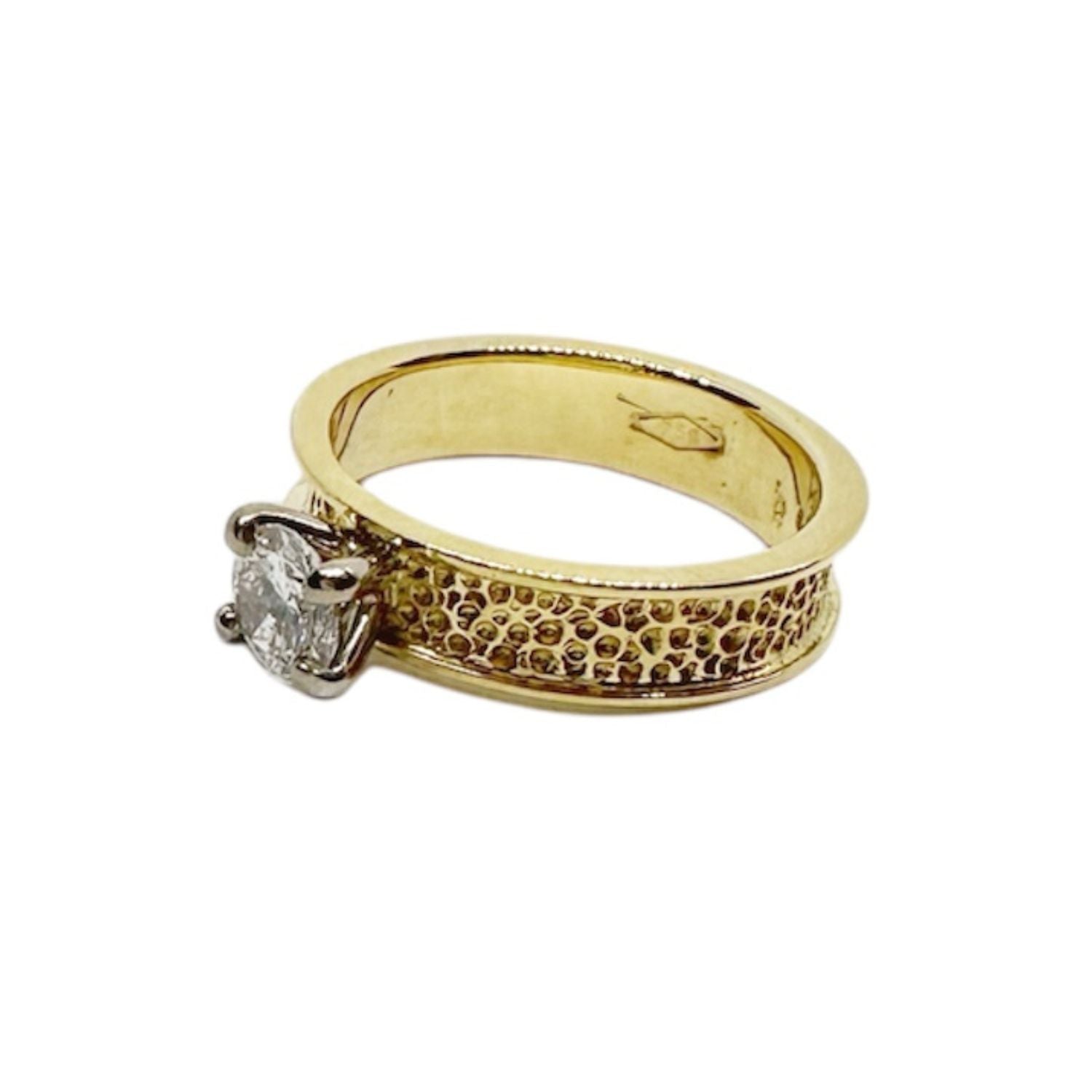 One of a kind 18ct recycled yellow gold textured band ring with 0.40ct brilliant-cut diamond in white gold prongs – 750 hallmark, handcrafted in Italy by Tamara Gervasio, Tg-Jewellery