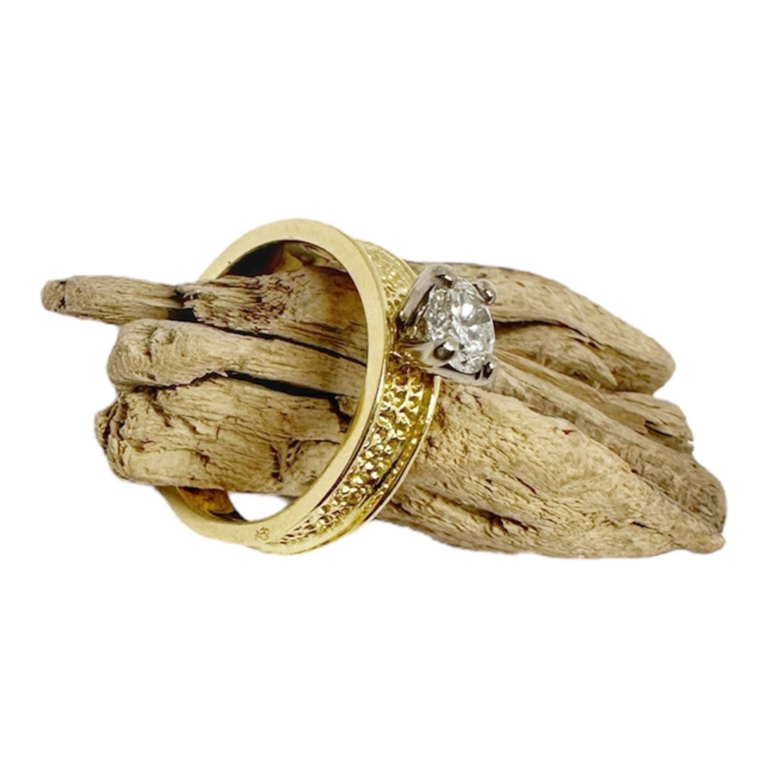 Close-up of 0.40ct brilliant-cut diamond in 18ct white gold prong setting on recycled yellow gold band – one of a kind ring by Tamara Gervasio, Tg-Jewellery