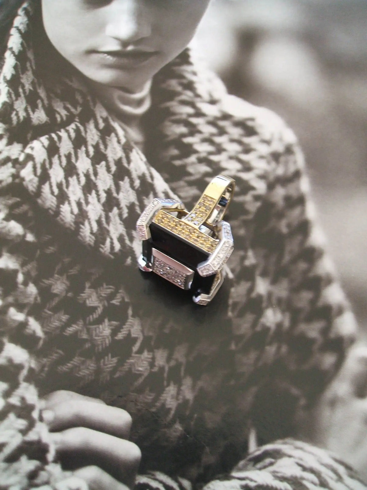 Handcrafted 18ct yellow and white gold ring with diamonds and onyx Tg-Jewellery by Tamara Gervasio