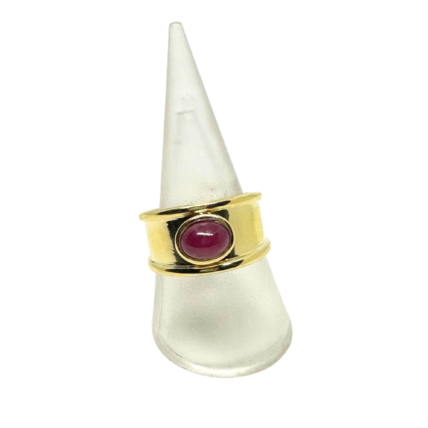 Close-up of natural oval ruby cabochon on 18ct yellow gold ring – 8x6mm, deep red, one of a kind, handcrafted in Italy by Tamara Gervasio, Tg-Jewellery