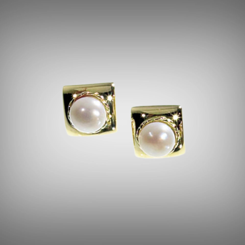 A pair of gold square stud earrings with a round white pearl in the center, Tg-Jewellery