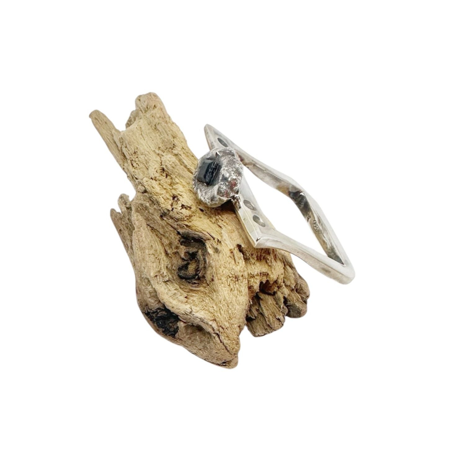 Handcrafted recycled sterling silver ring with angular band and molten pebble setting holding a 3.5mm square sapphire, partially emerging from the surface - Tg-jewellery By Tamara Gervasio