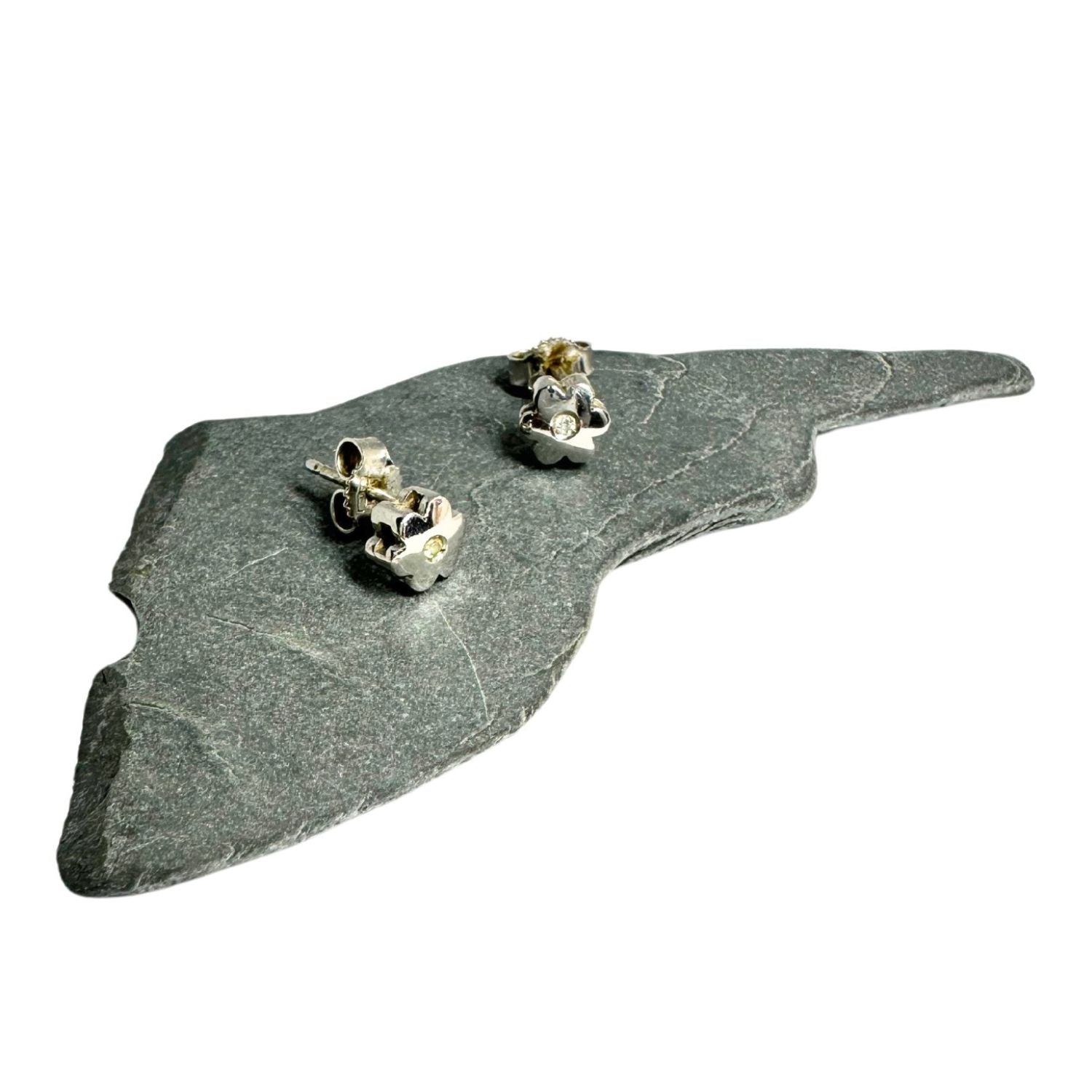 Side view of 18ct white gold diamond flower stud earring — minimal silhouette, rhodium-plated finish, handcrafted fine jewellery Italy