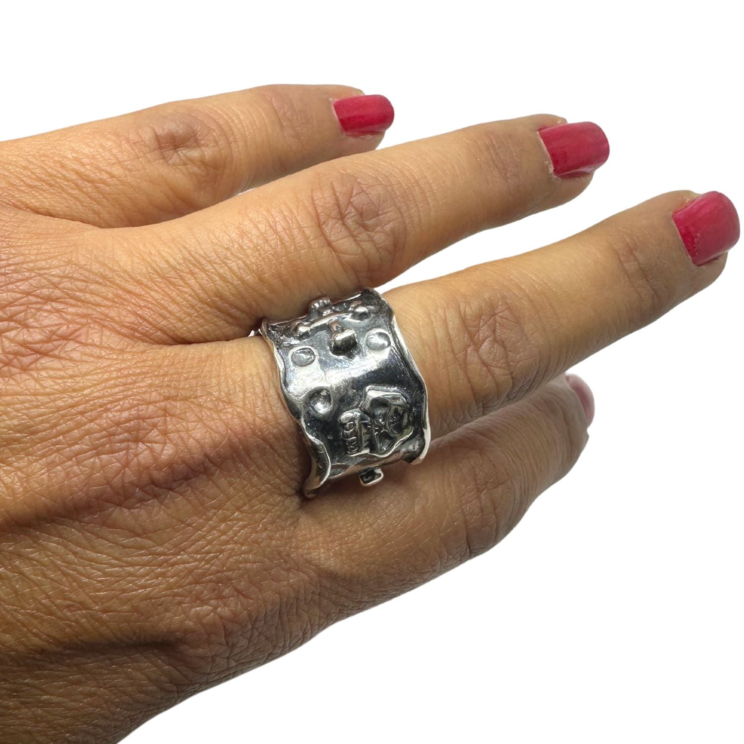 Side profile of sterling silver 925 skull and bones ring – 16.2mm wide band, hand carved in Cornwall by Tamara Gervasio, Tg-Jewellery