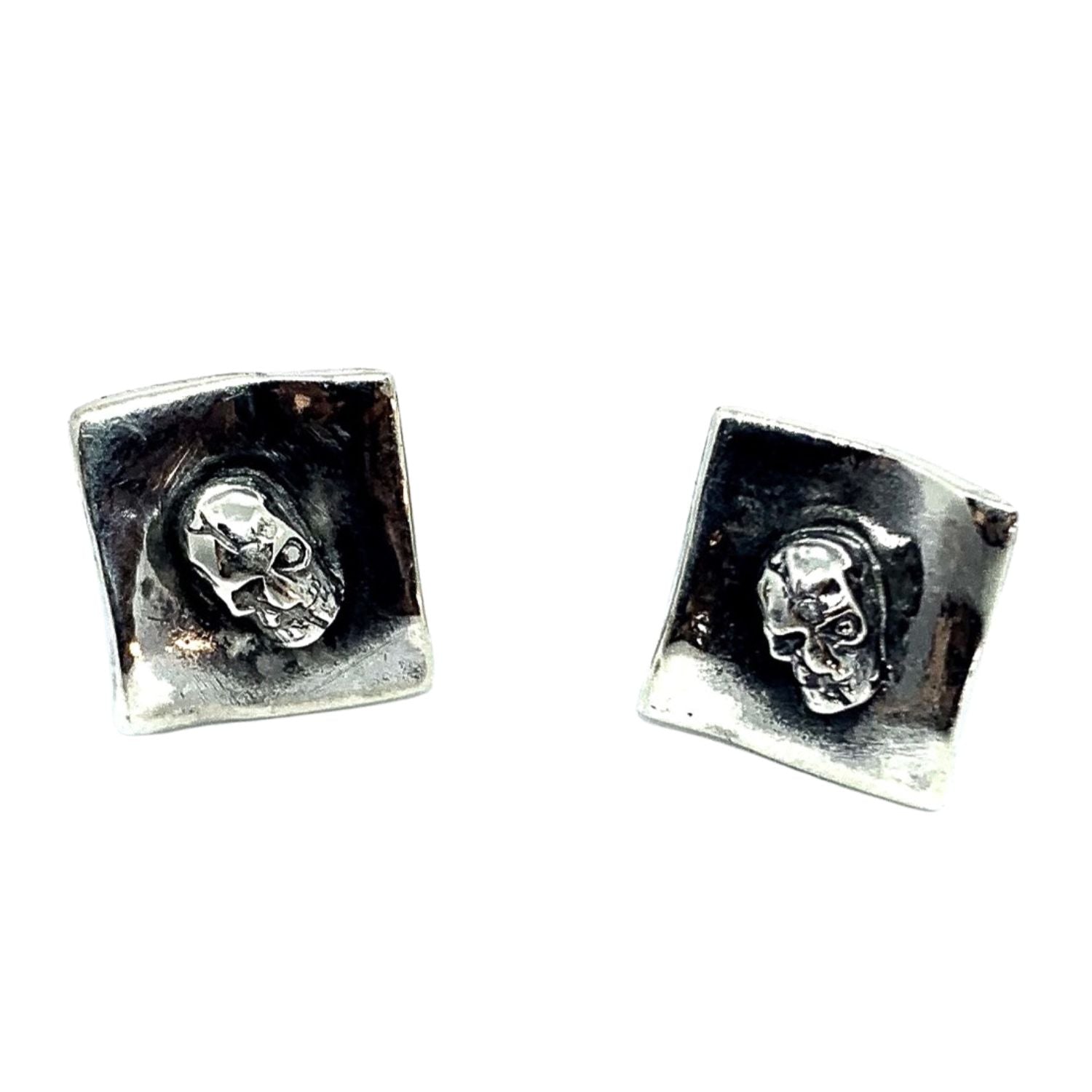 Sterling silver 925 skull stud earrings, lost wax carved, detail view – Tg-Jewellery by Tamara Gervasio