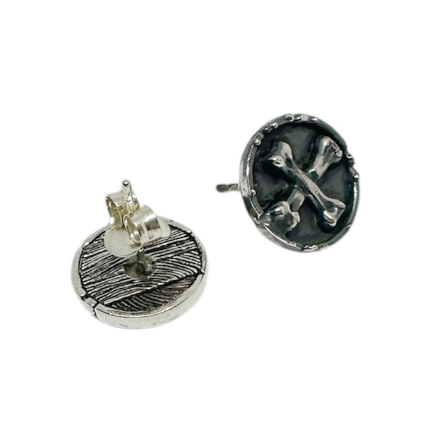 12.73mm circular skull and bone coin stud earring in sterling silver 925, polished and oxidised finish – Tg-Jewellery by Tamara Gervasio