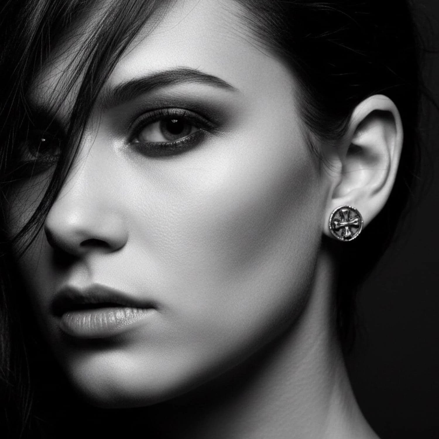 Model wearing bones skull medaglie coin stud earring in sterling silver 925 – Tg-Jewellery by Tamara Gervasio
