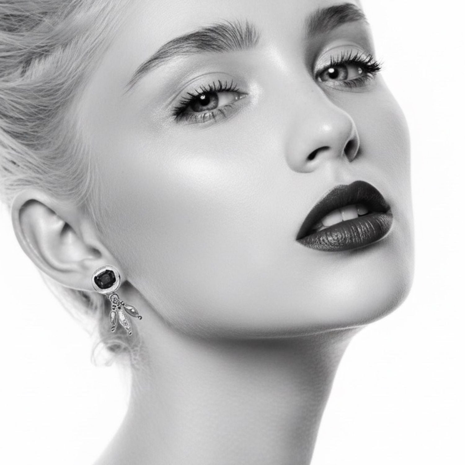 Model wearing sterling silver 925 Bottone stud earrings with freshwater pearl, showing scale and elegance