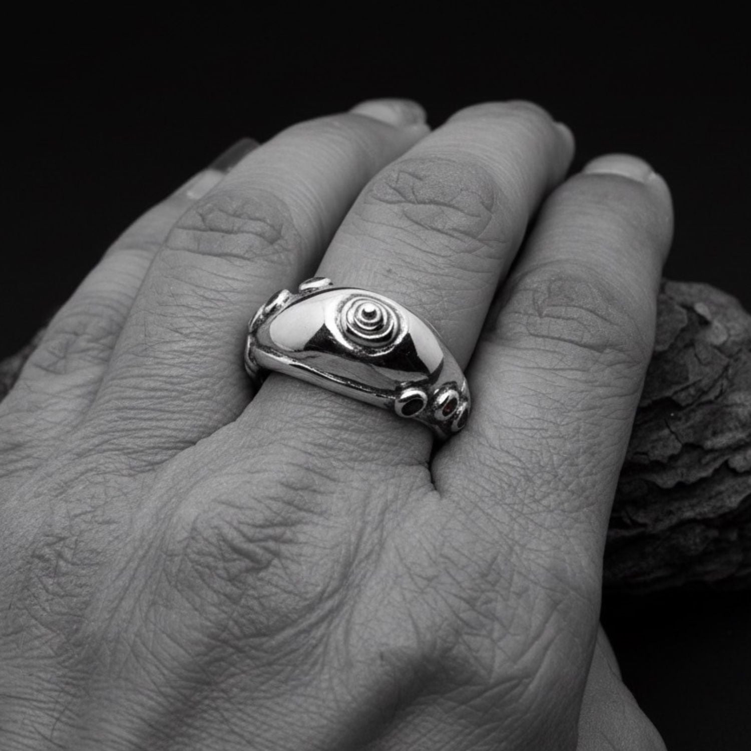 Model wearing sterling silver 925 Candela ring with sapphire gemstones – TG-Jewellery