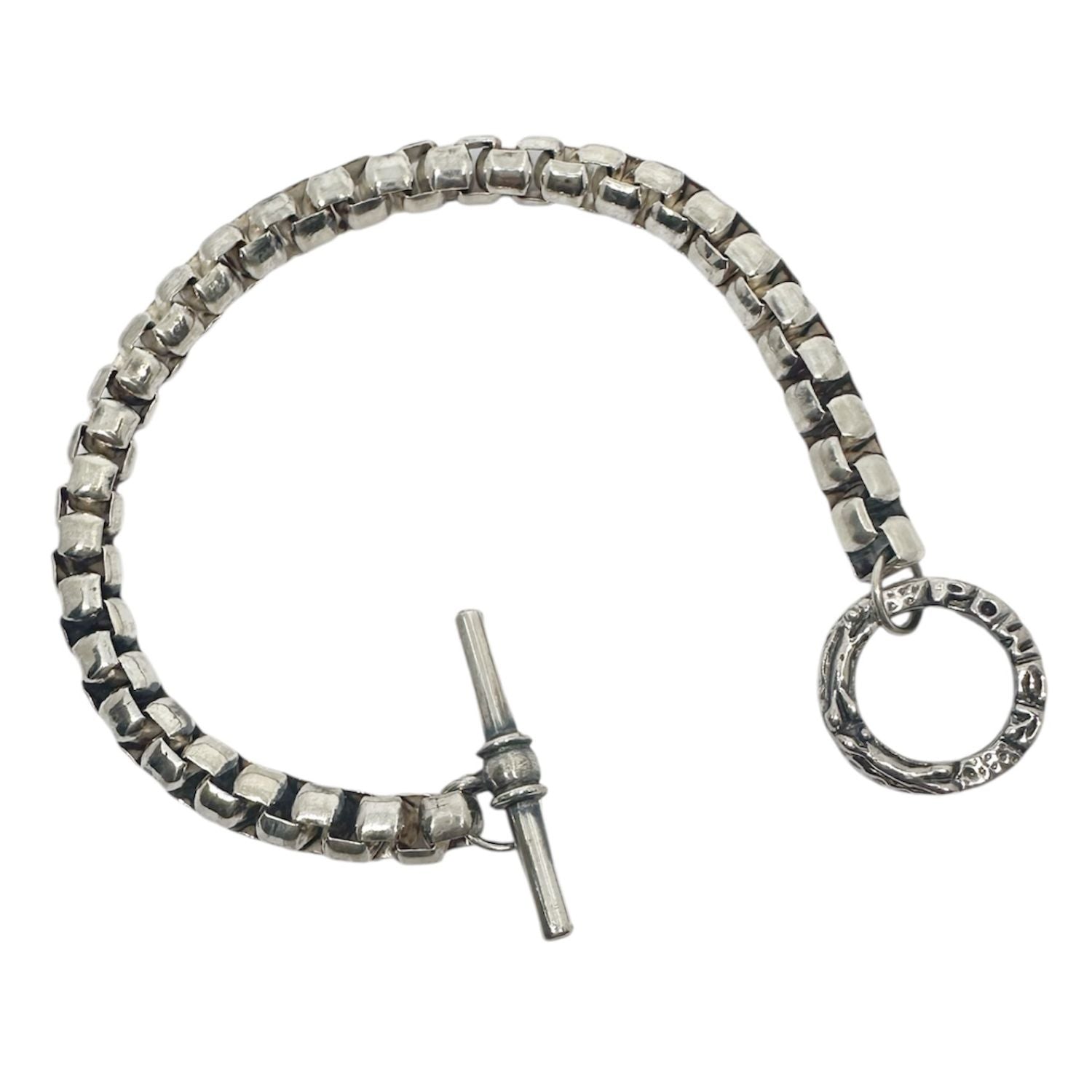 Detail of engraved jump ring on men's silver bracelet – handcrafted T-bar clasp, sterling silver 925