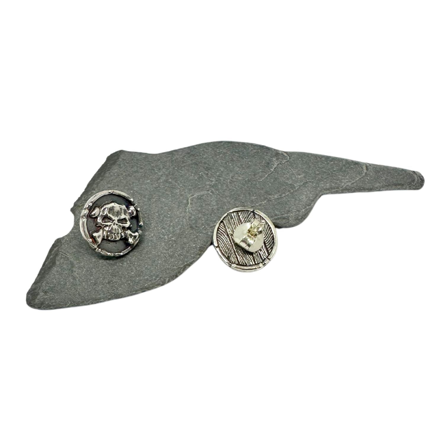Medaglie skull bones stud earring in sterling silver 925, back side detail view – Tg-Jewellery by Tamara Gervasio