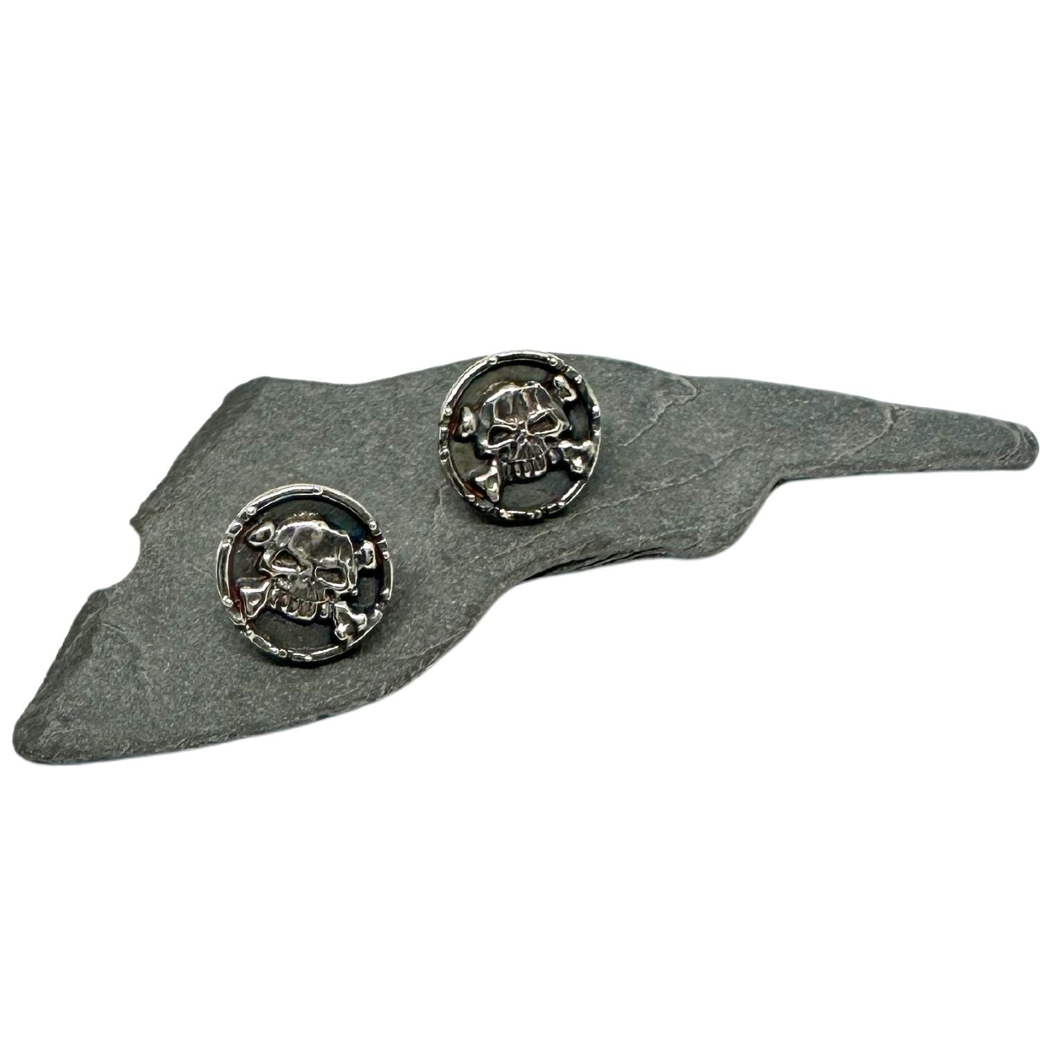 13mm circular skull and bone stud earring in sterling silver 925, polished and oxidised finish – Tg-Jewellery by Tamara Gervasio