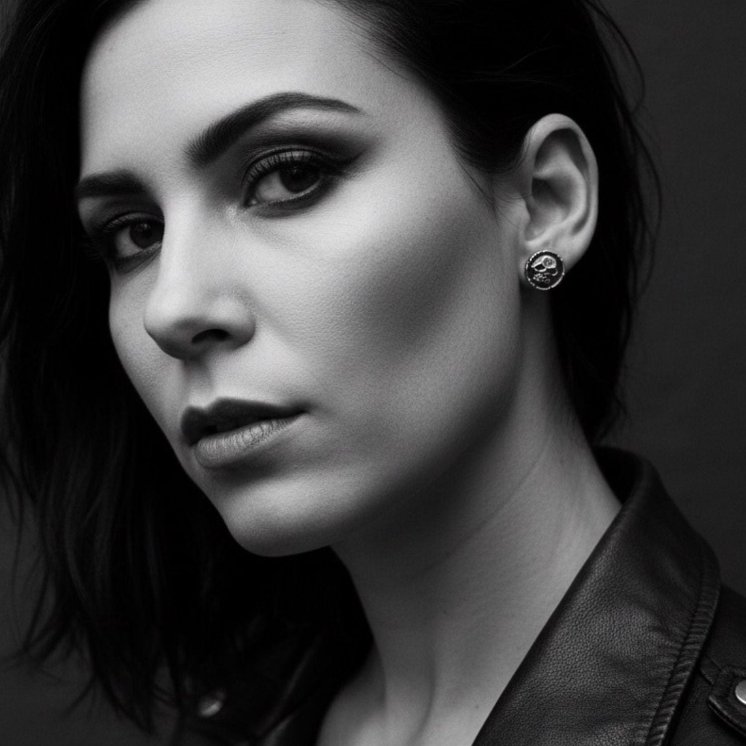 Model wearing Medaglie skull stud earring in sterling silver 925 – Tg-Jewellery by Tamara Gervasio