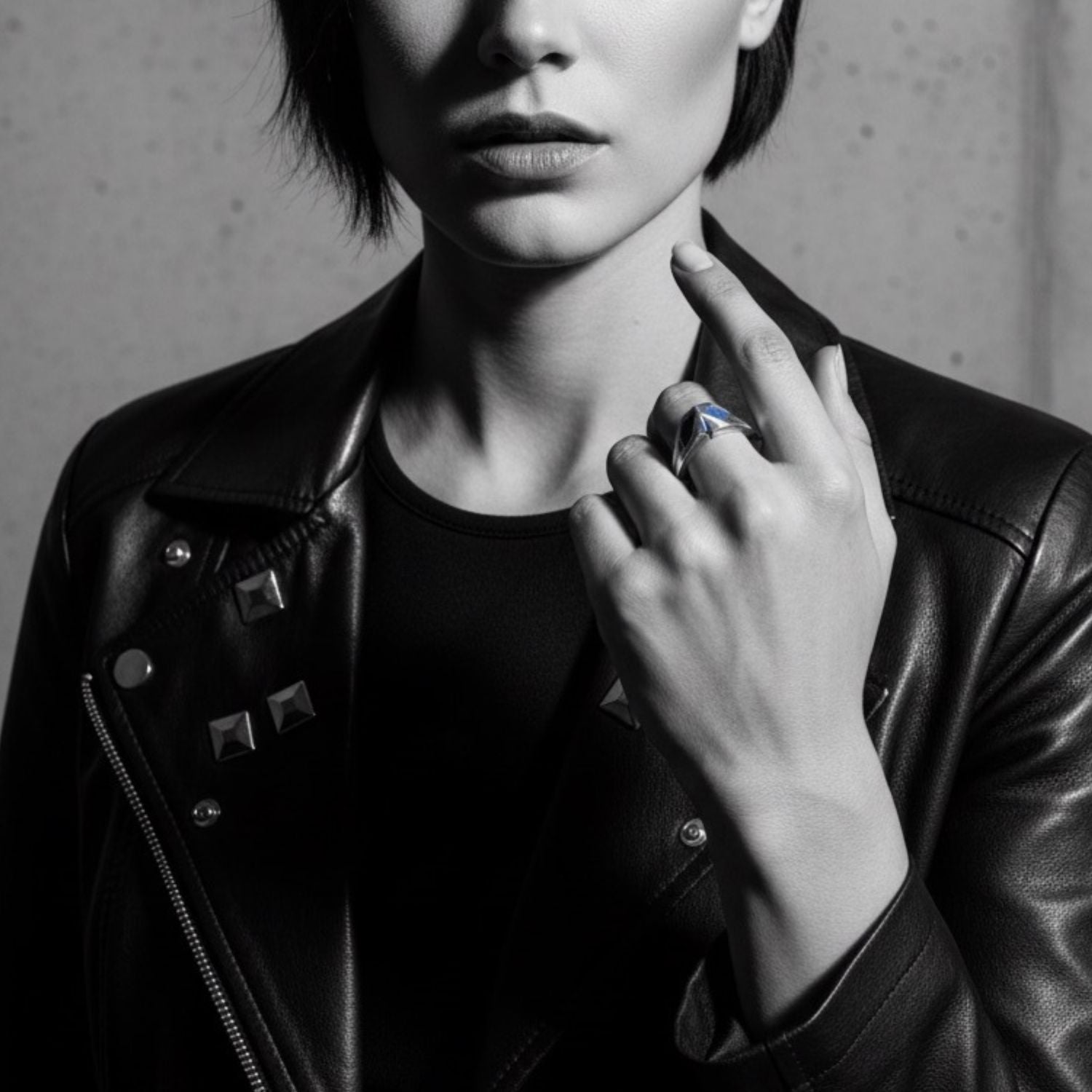 Model wearing sterling silver 925 Punta enamel ring with blue Colorit ceramic – TG-Jewellery
