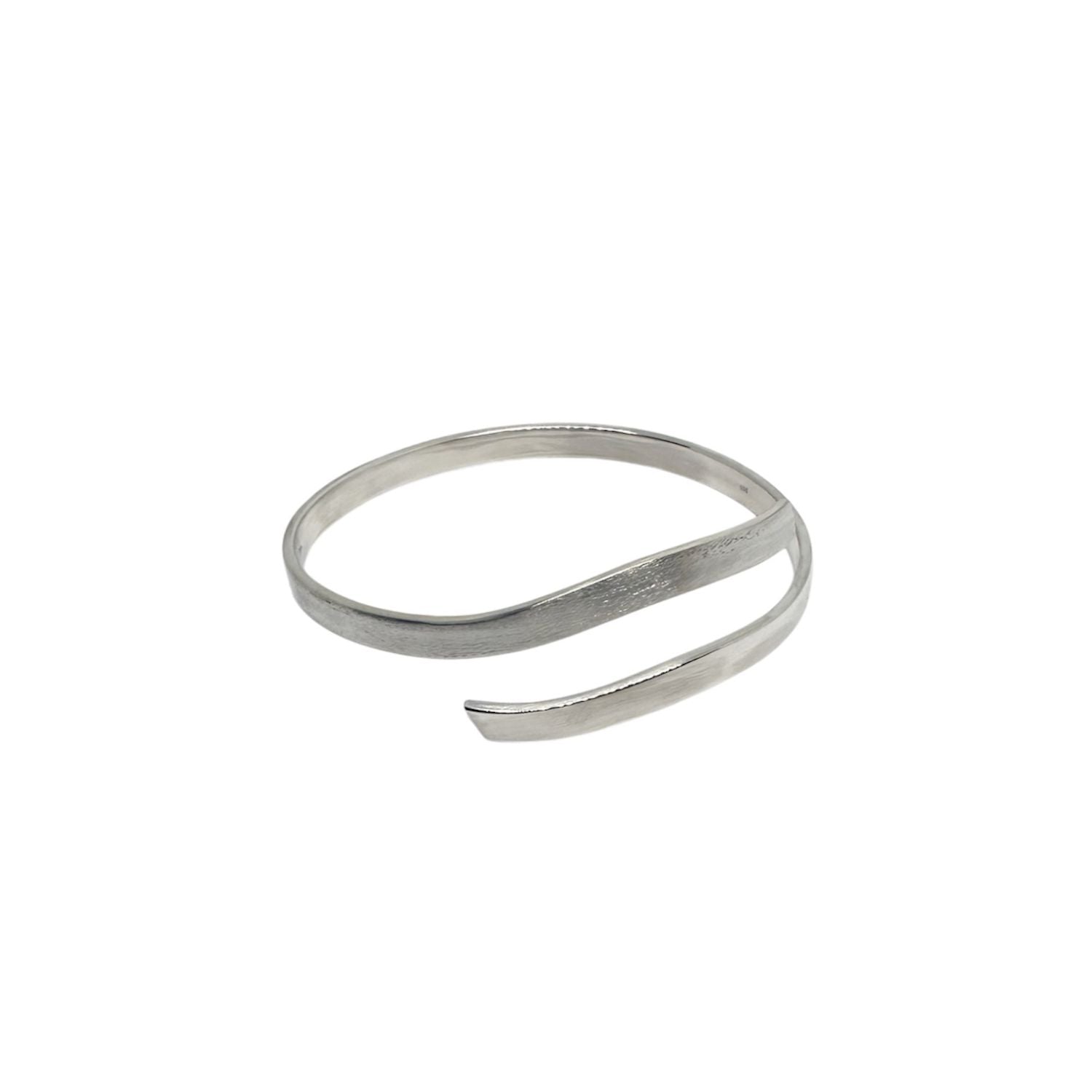 Close-up of gently overlapping ends on recycled silver open bangle, sculptural cuff jewellery by Tamara Gervasio