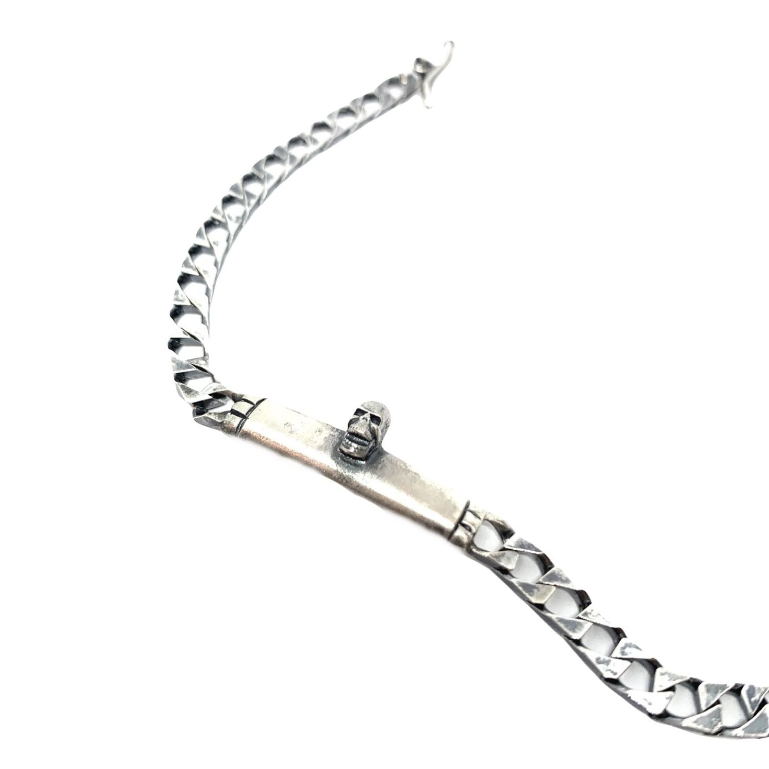 Close-up of skull T-bar clasp on sterling silver 925 curb chain bracelet – Tg-Jewellery by Tamara Gervasio