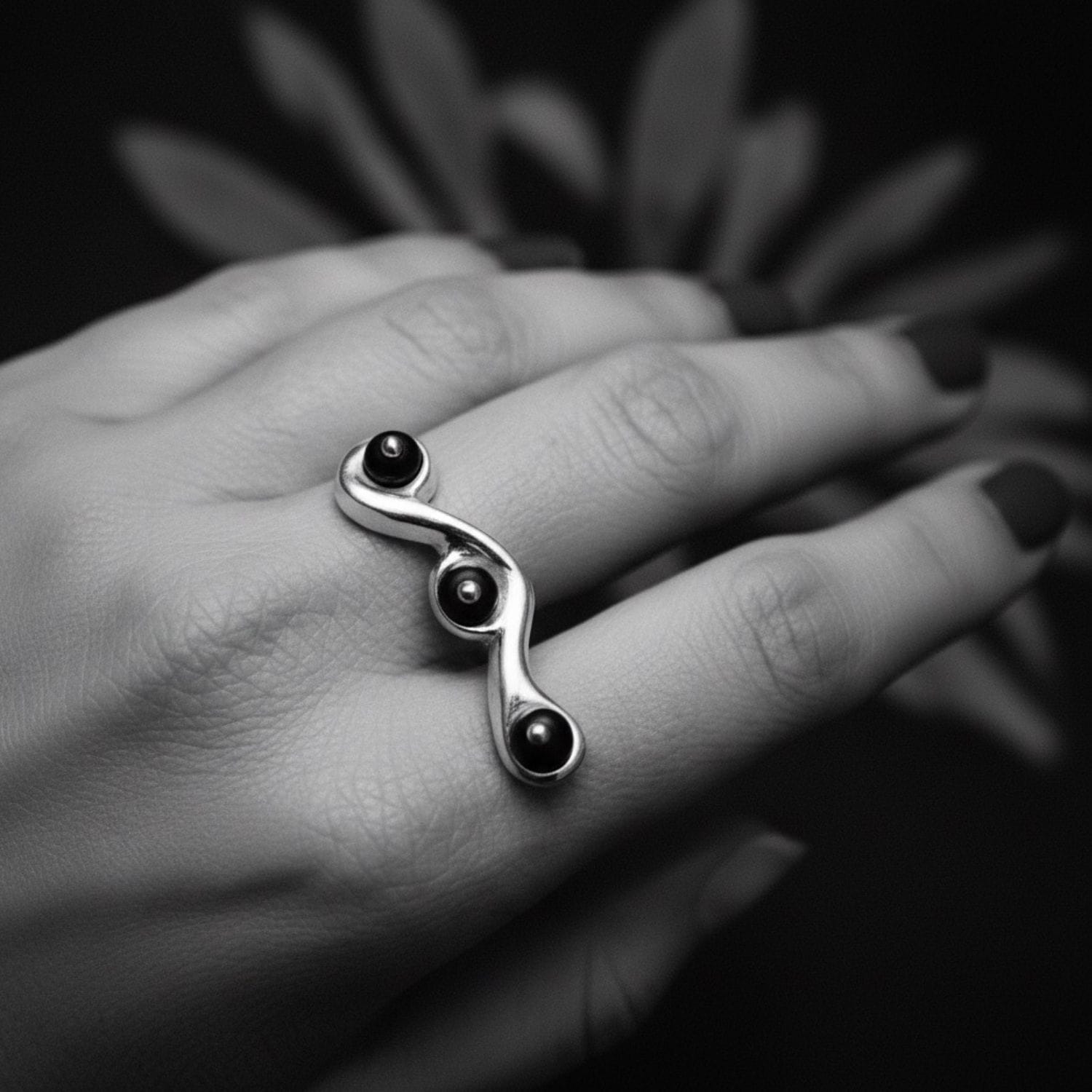 Model wearing sterling silver 925 snake ring with satin onyx beads – TG-Jewellery