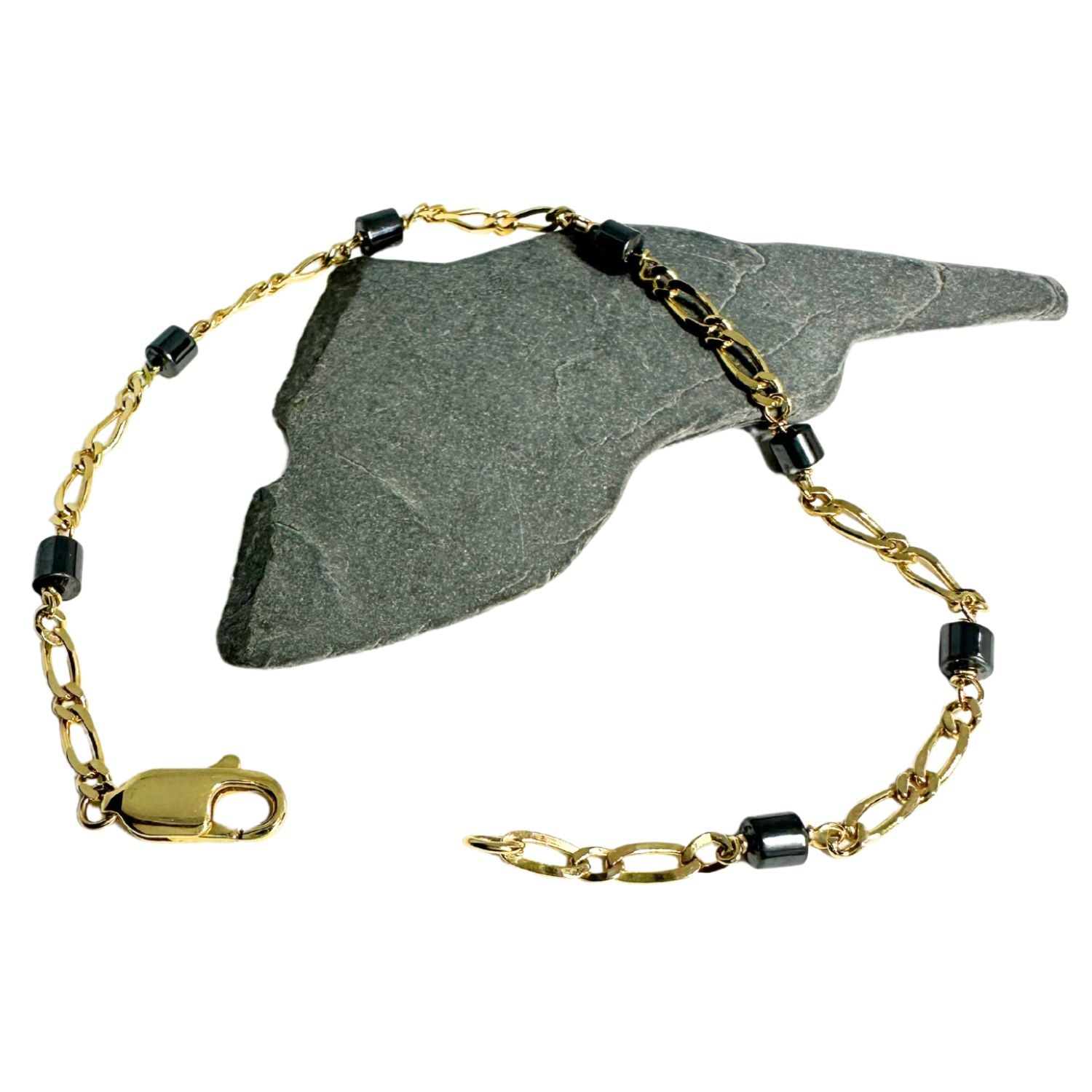 Detail of 18ct recycled yellow gold Figaro chain and lobster clasp — Italian hallmarked 750, 22cm, 6g, fine men's jewellery - Tg-Jewellery By Tamara Gervasio