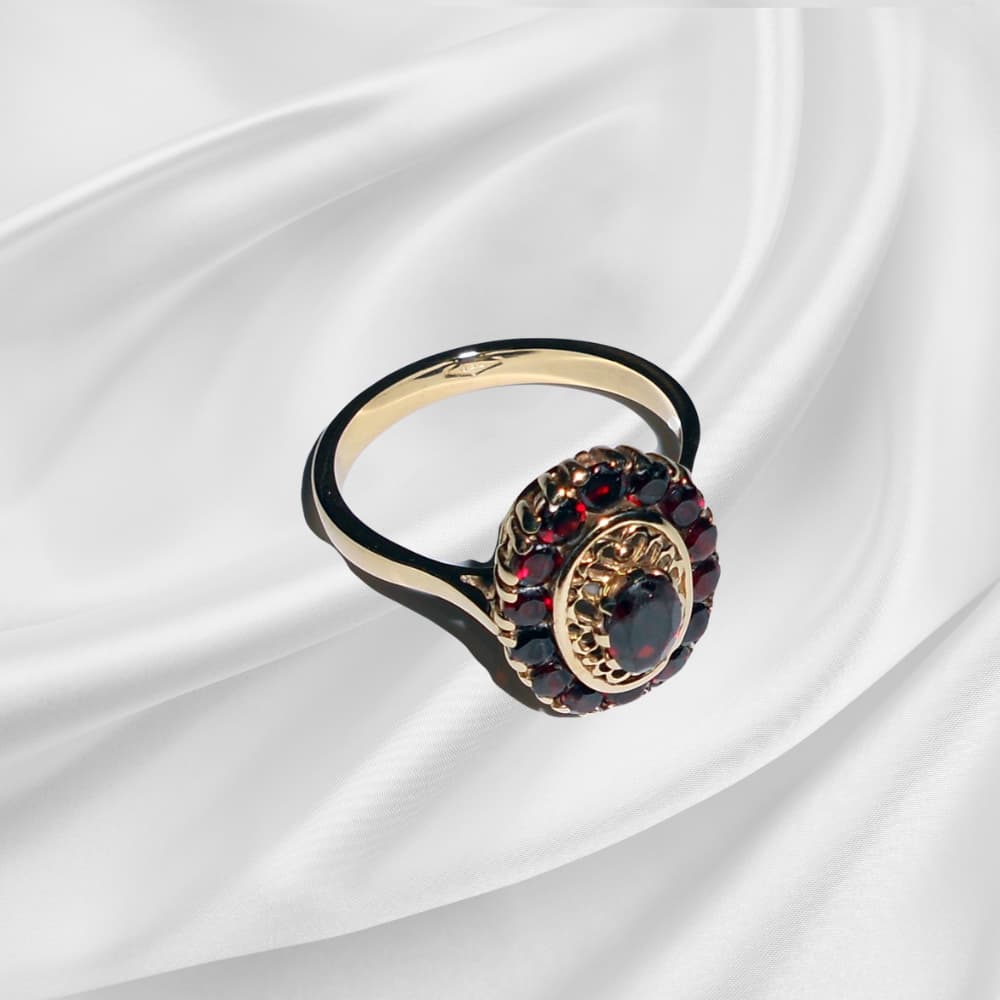 18k Gold ring with a garnet gemstone