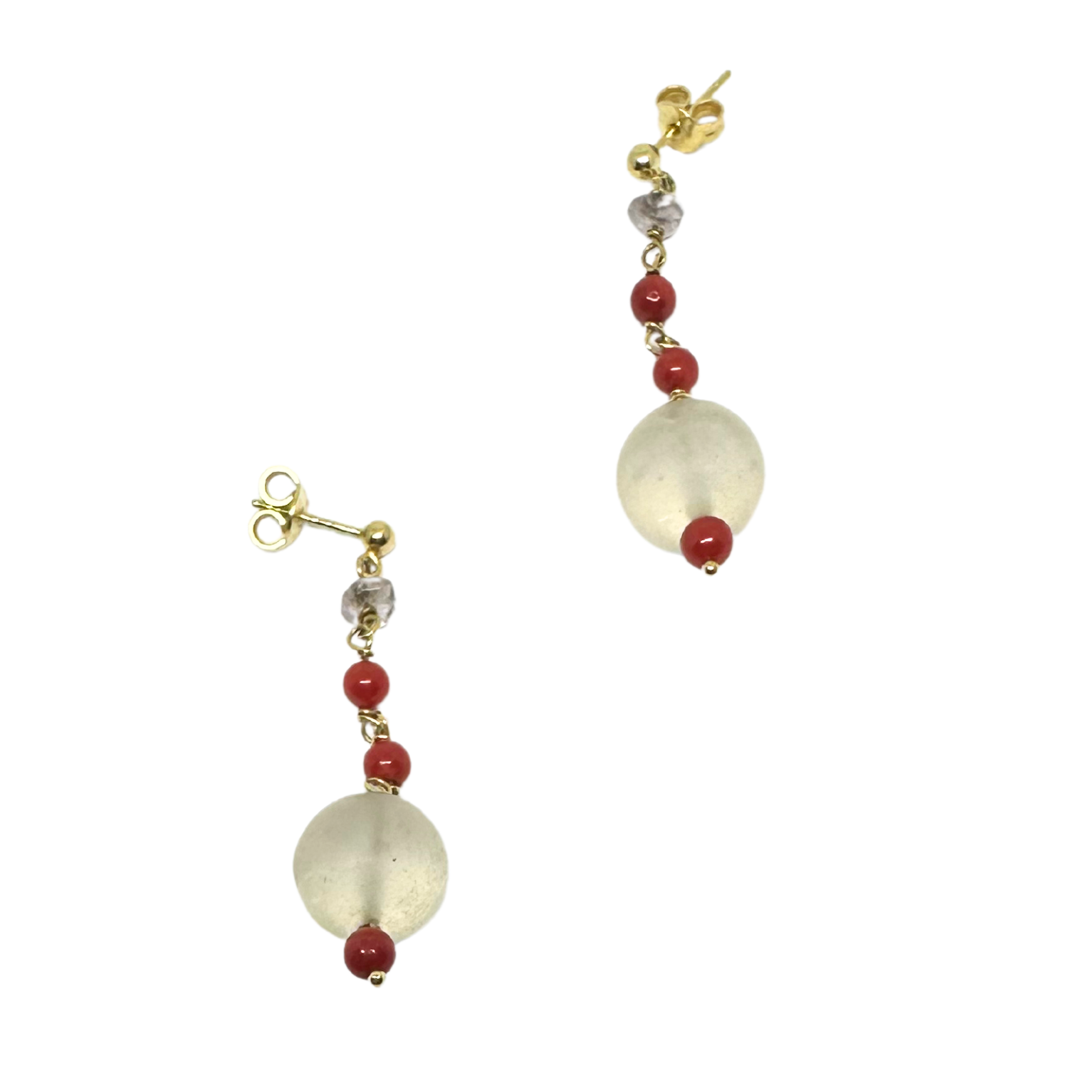 Detail shot of 18ct recycled yellow gold dangle earrings with natural coral and quartz beads – one of a kind, handcrafted in Italy by Tamara Gervasio, Tg-Jewellery