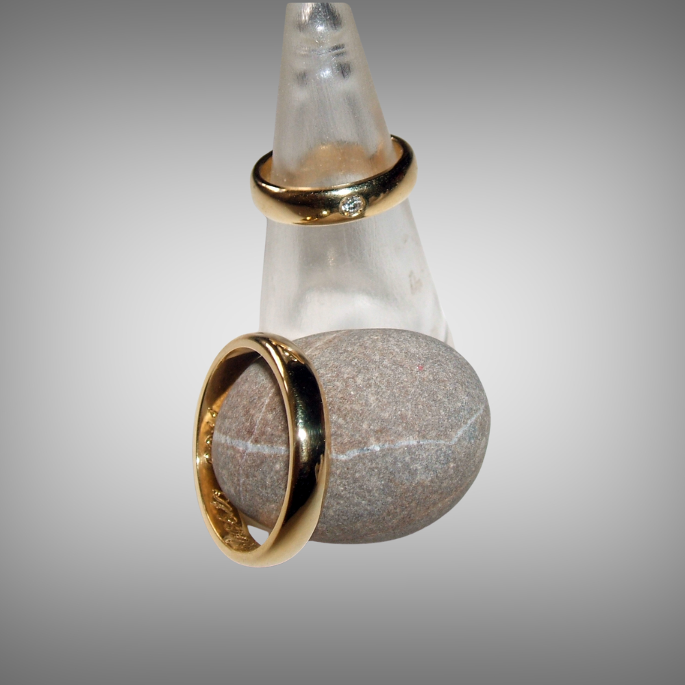 Wedding band in 18ct yellow gold by Tamara Gervasio