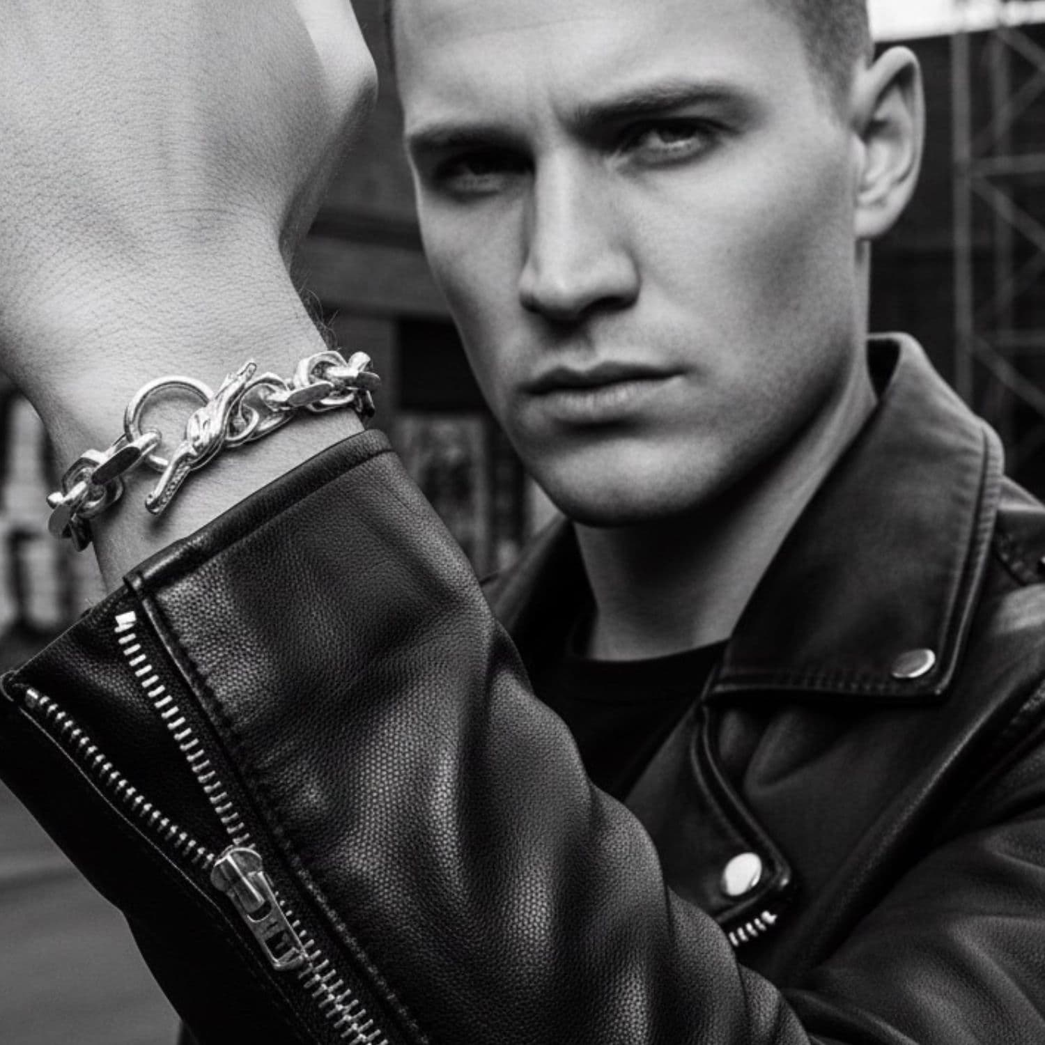 Model wearing men's sterling silver Celtic dog chain bracelet – TG-Jewellery