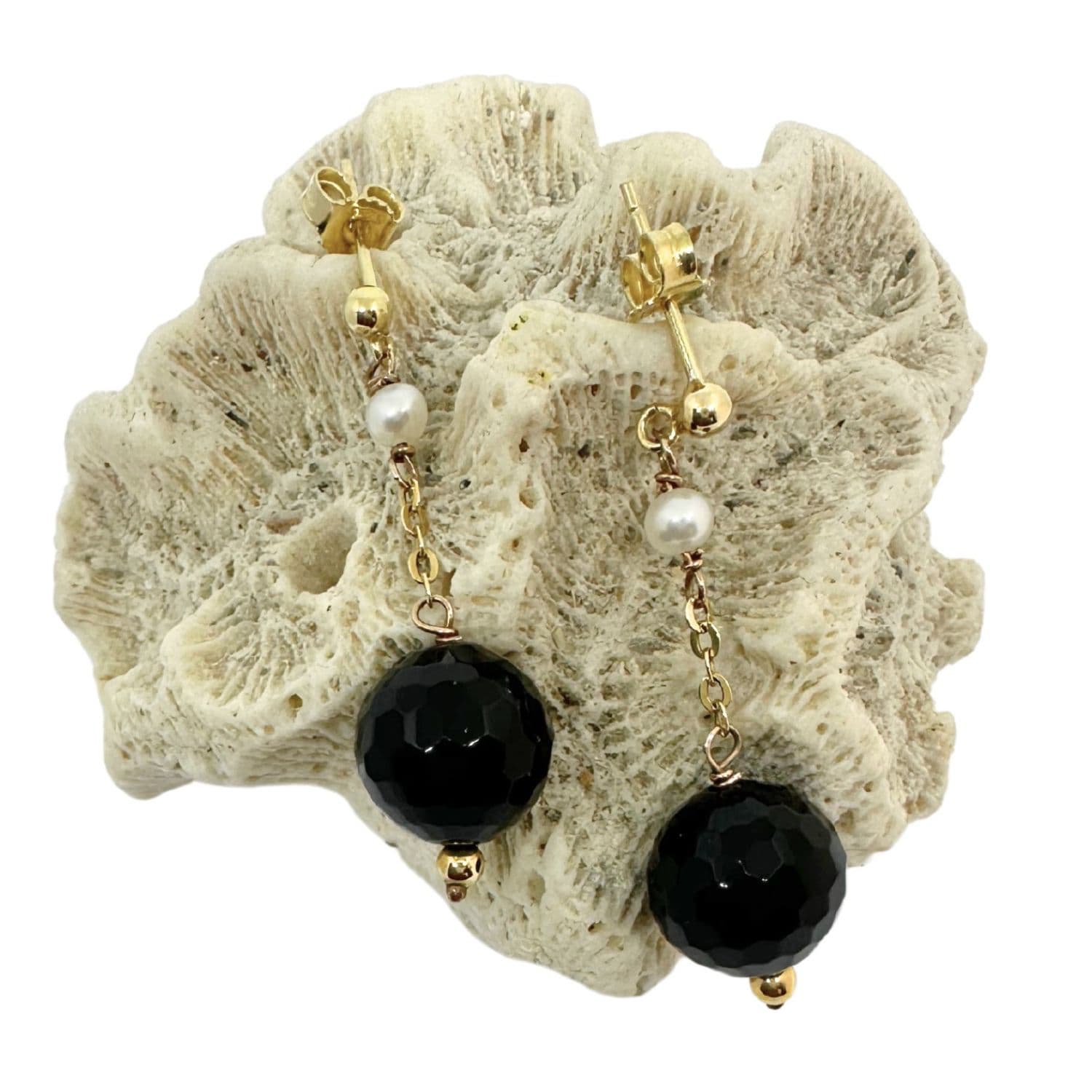 Full view of 18ct recycled yellow gold pearl and faceted onyx dangle earrings – one of a kind fine jewellery handcrafted in Italy by Tamara Gervasio, Tg-Jewellery