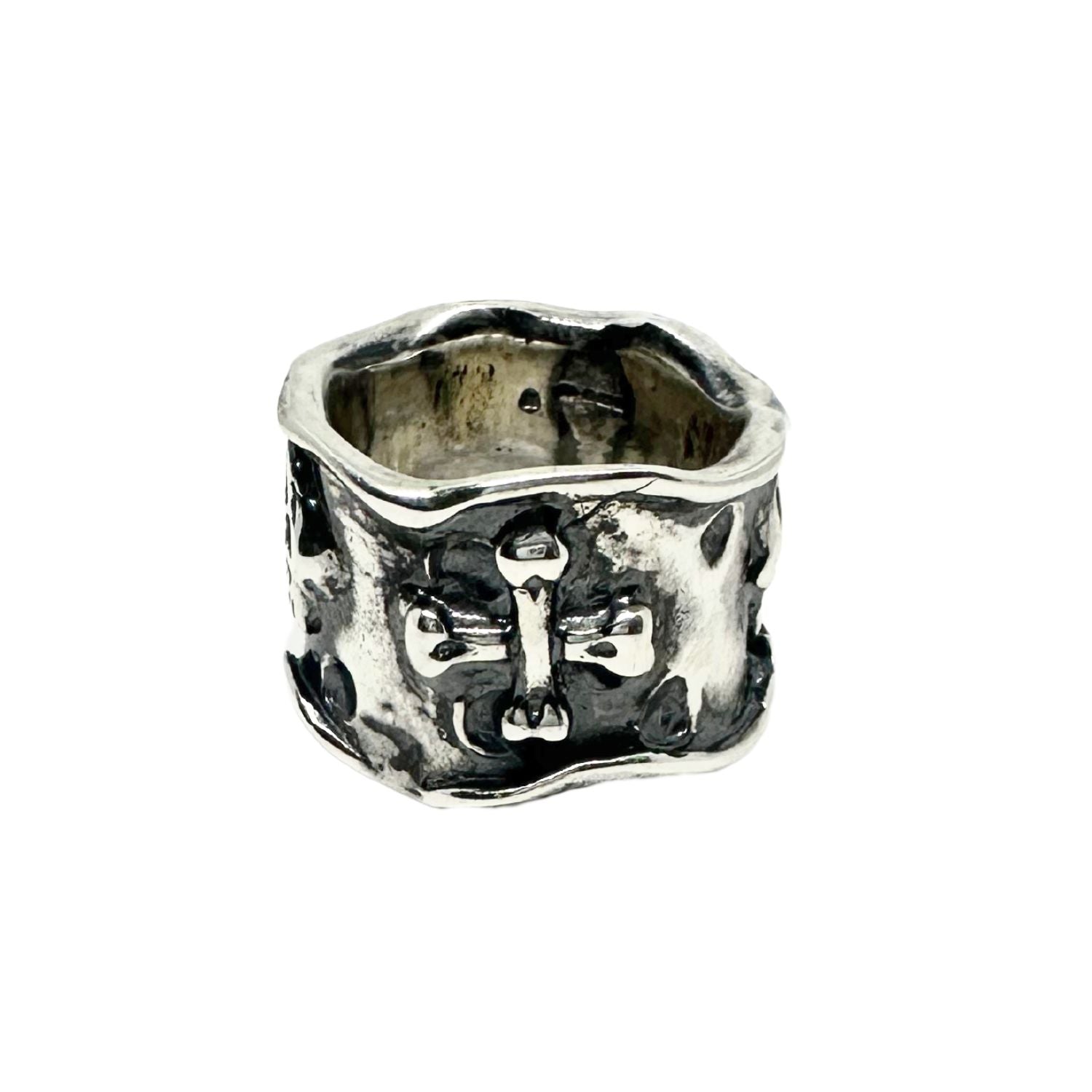 Full view of sterling silver 925 skull and bones ring – hand carved lost wax, inspired by H.R. Giger, handcrafted in Cornwall by Tamara Gervasio, Tg-Jewellery