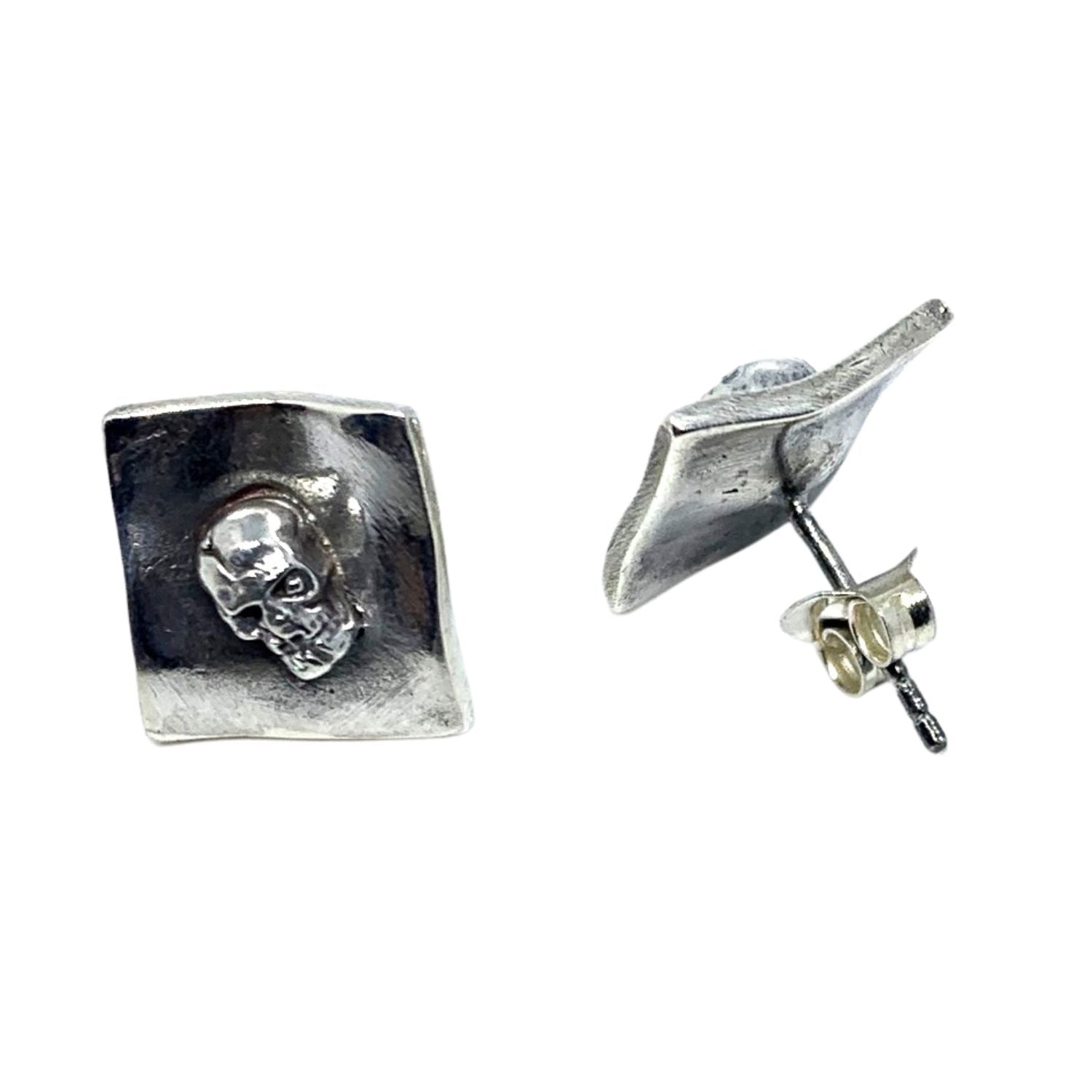 Skull stud earrings in sterling silver 925, lost wax carved, front view and back– Tg-Jewellery by Tamara Gervasio
