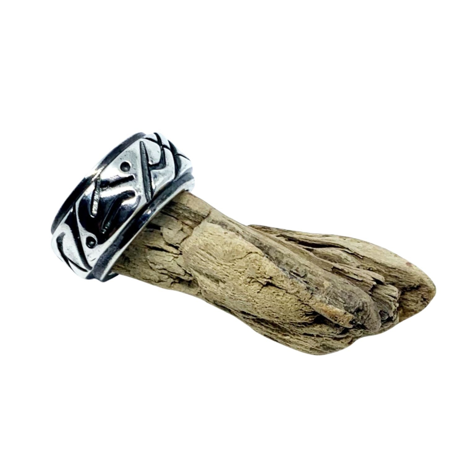 Side profile showing 10.78mm width and continuous carved pattern wrapping the band - Tg-Jewellery By Tamara Gervasio