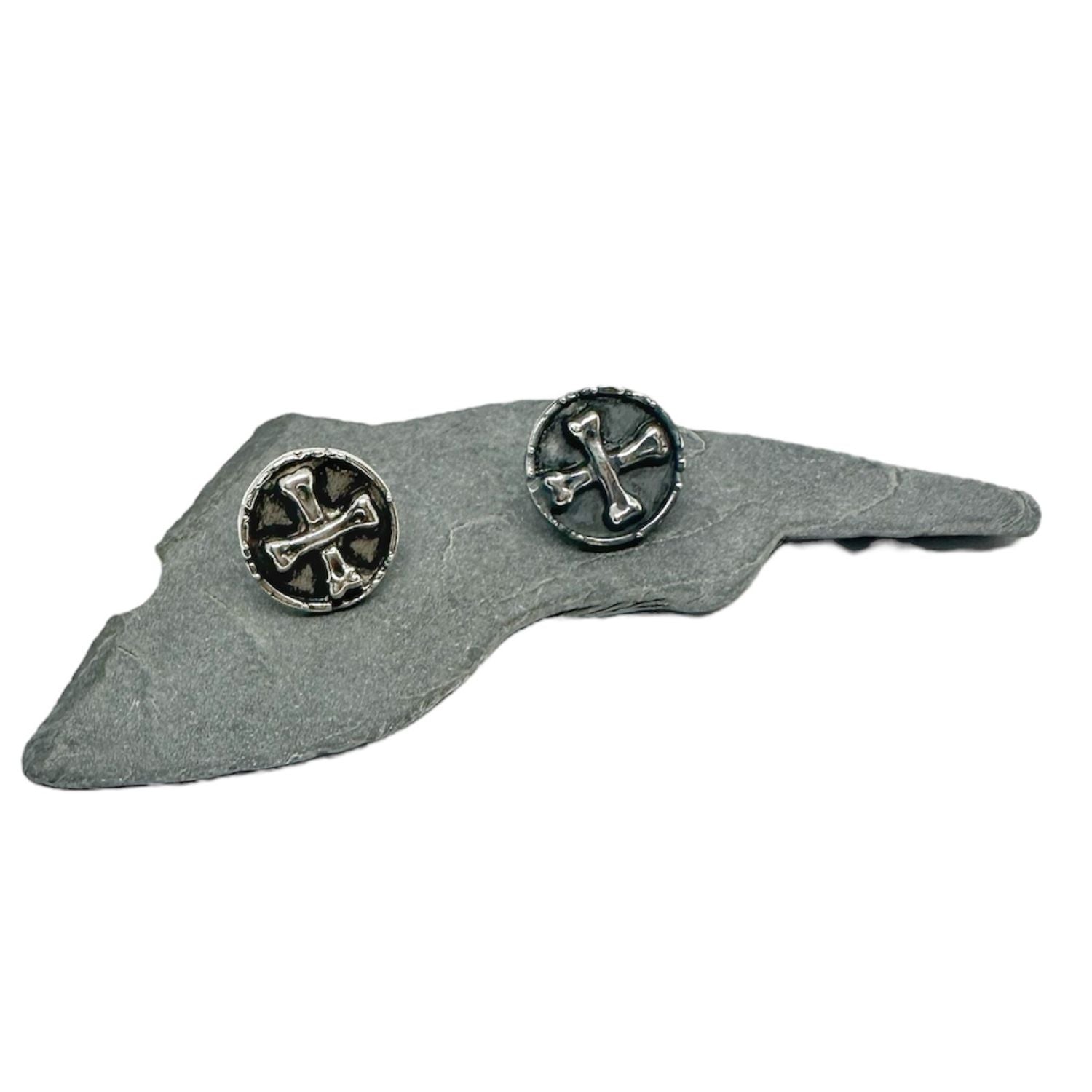 Close-up of lost wax carved skull and bone detail on sterling silver 925 coin stud earring – Tg-Jewellery by Tamara Gervasio