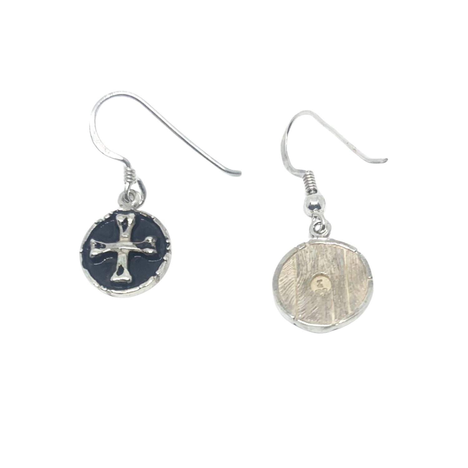 Close-up of lost wax carved crossed bones medallion earring in sterling silver 925 with black enamel – Tg-Jewellery by Tamara Gervasio