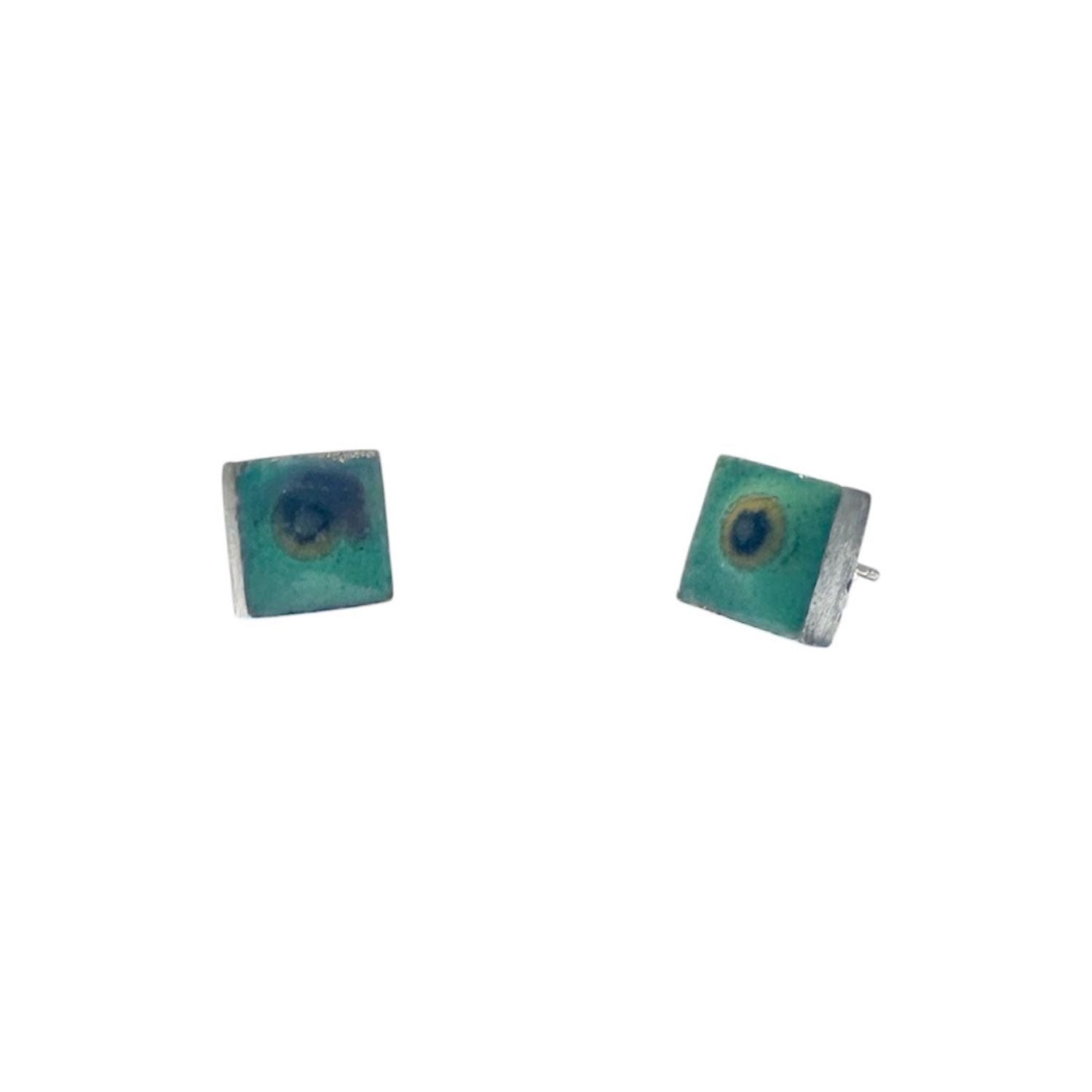 Geometrie Forms square enamel stud earrings in opaque green vitreous enamel and sterling silver 925, hand-carved in Cornwall – TG-Jewellery