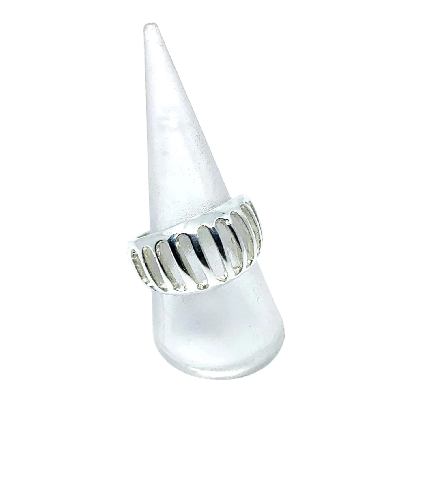 Close-up of sterling silver 925 Grill Band Ring showing repeating open grill pattern and polished surface detail - Tg-Jewellery By Tamara Gervasio