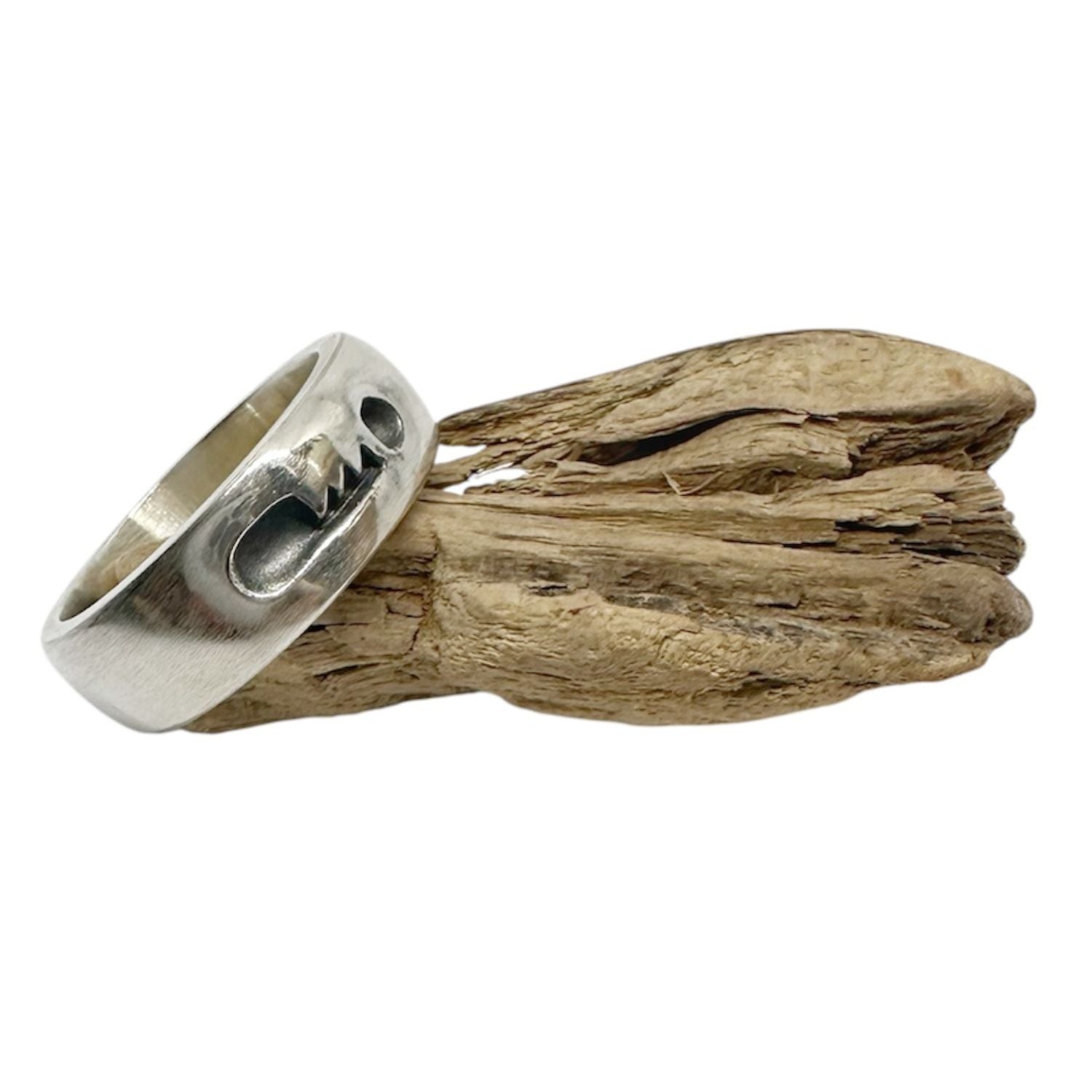 Side profile showing 7.9mm band width and polished surface - Tg-Jewellery By Tamara Gervasio
