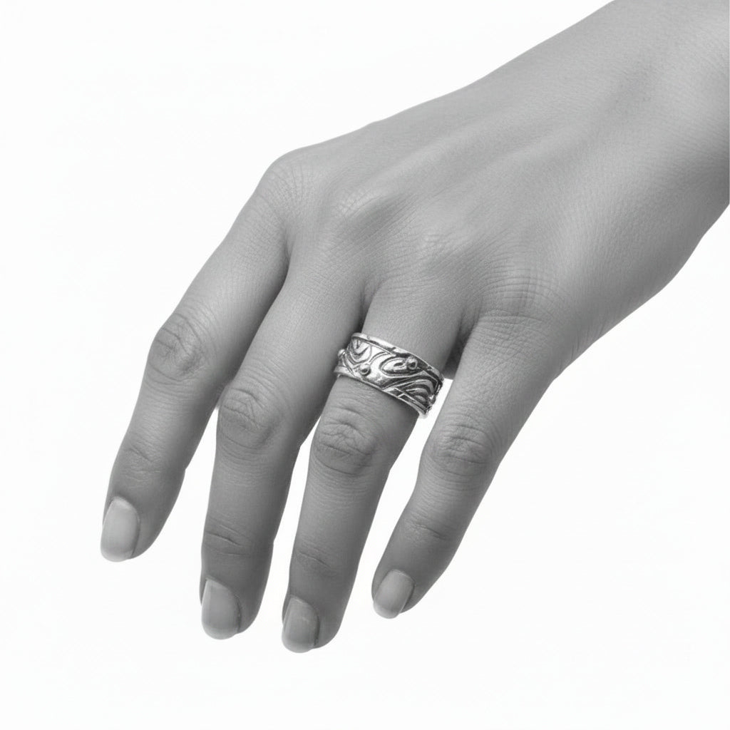 Le Linee Pebbles Ring showing flowing wood grain-inspired lines and brass sphere accents