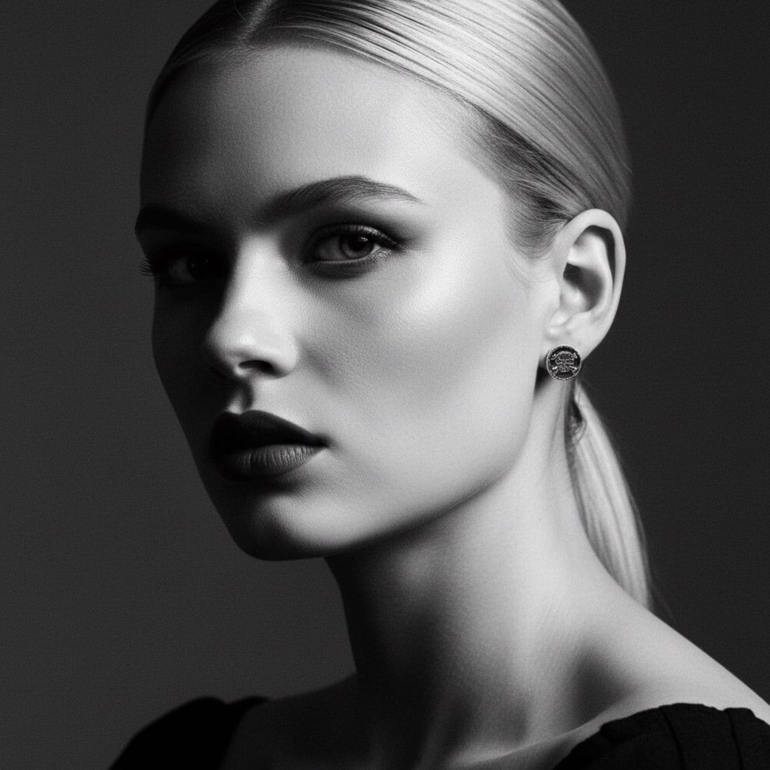 Model wearing Medaglie skull bones stud earring in sterling silver 925 – Tg-Jewellery by Tamara Gervasio