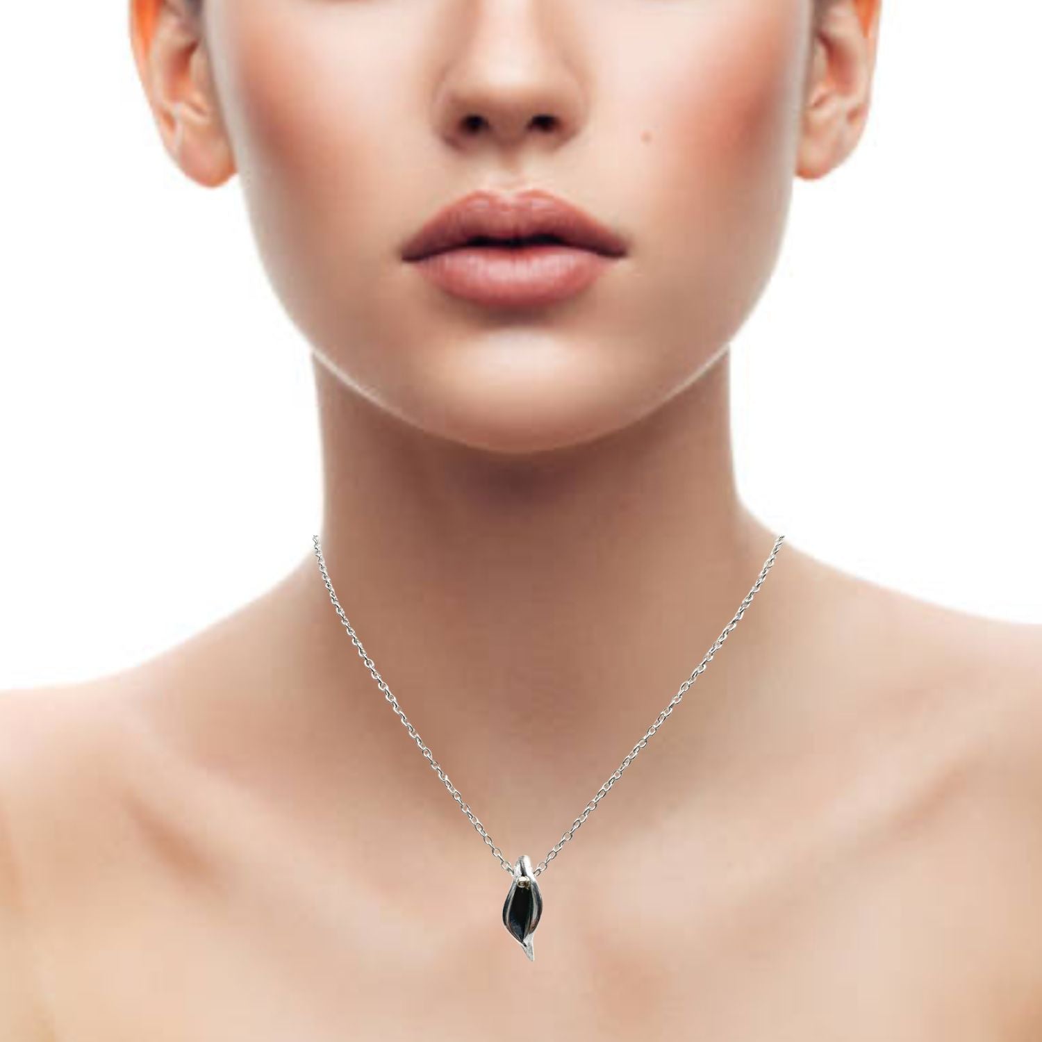 Erotika small pendant chain