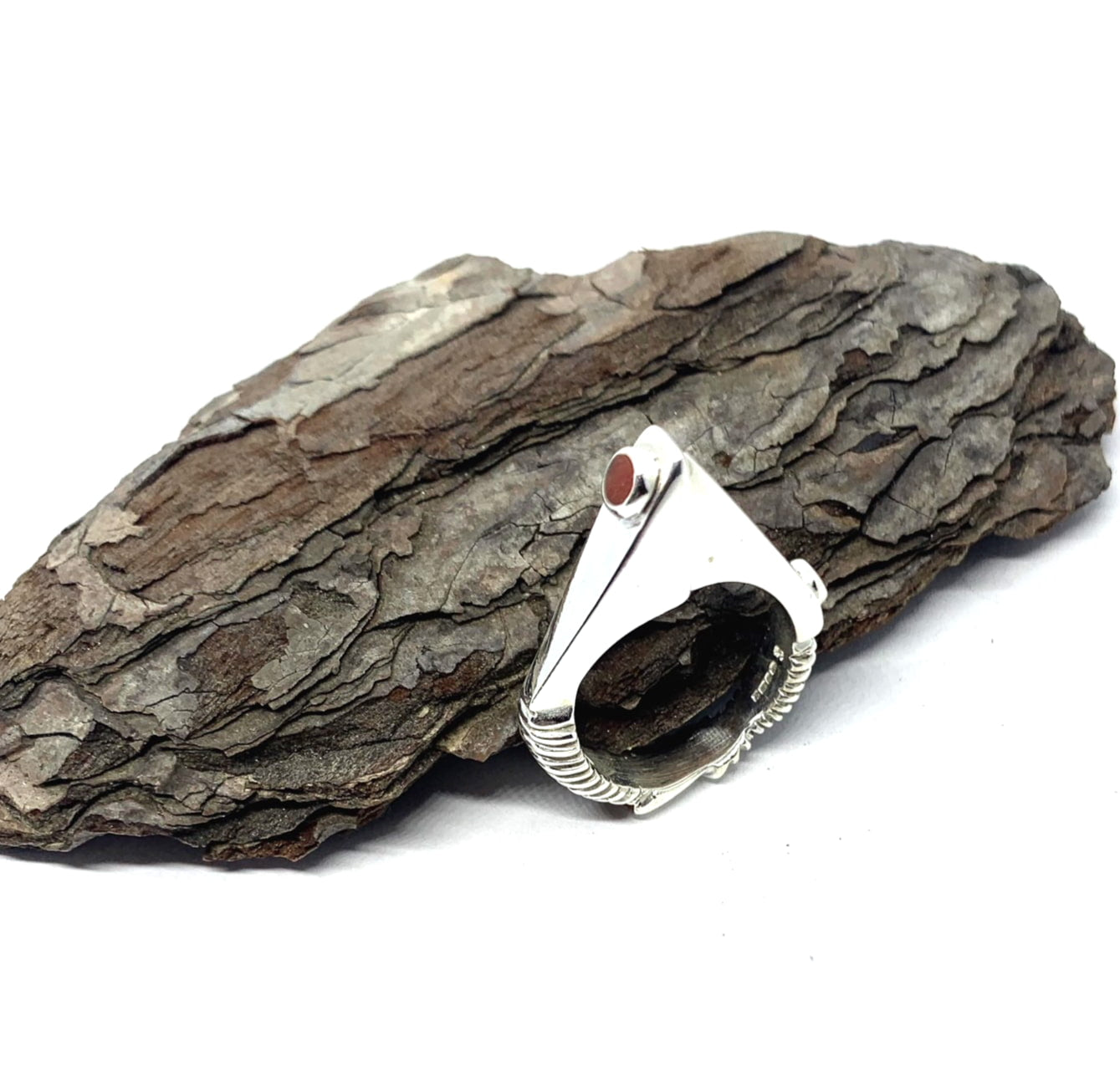 Side view of Piramide sterling silver 925 ring showing red ceramic enamel and lost wax carved form – TG-Jewellery