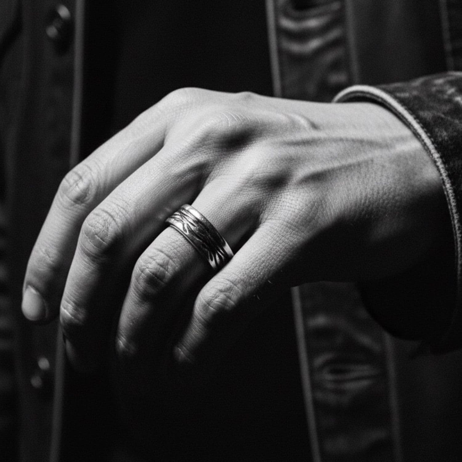 Model wearing Raggi sterling silver 925 band ring with oxidised finish – TG-Jewellery
