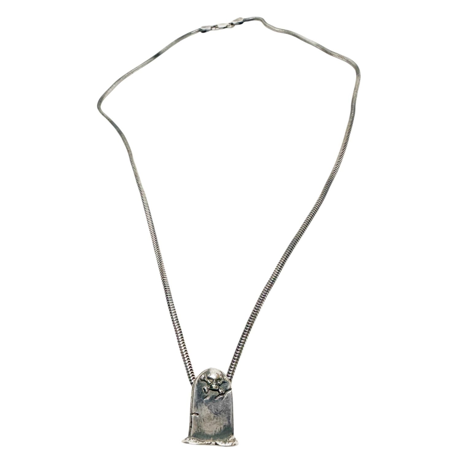Skeleton grave pendant necklace in sterling silver 925, front view – Tg-Jewellery by Tamara Gervasio