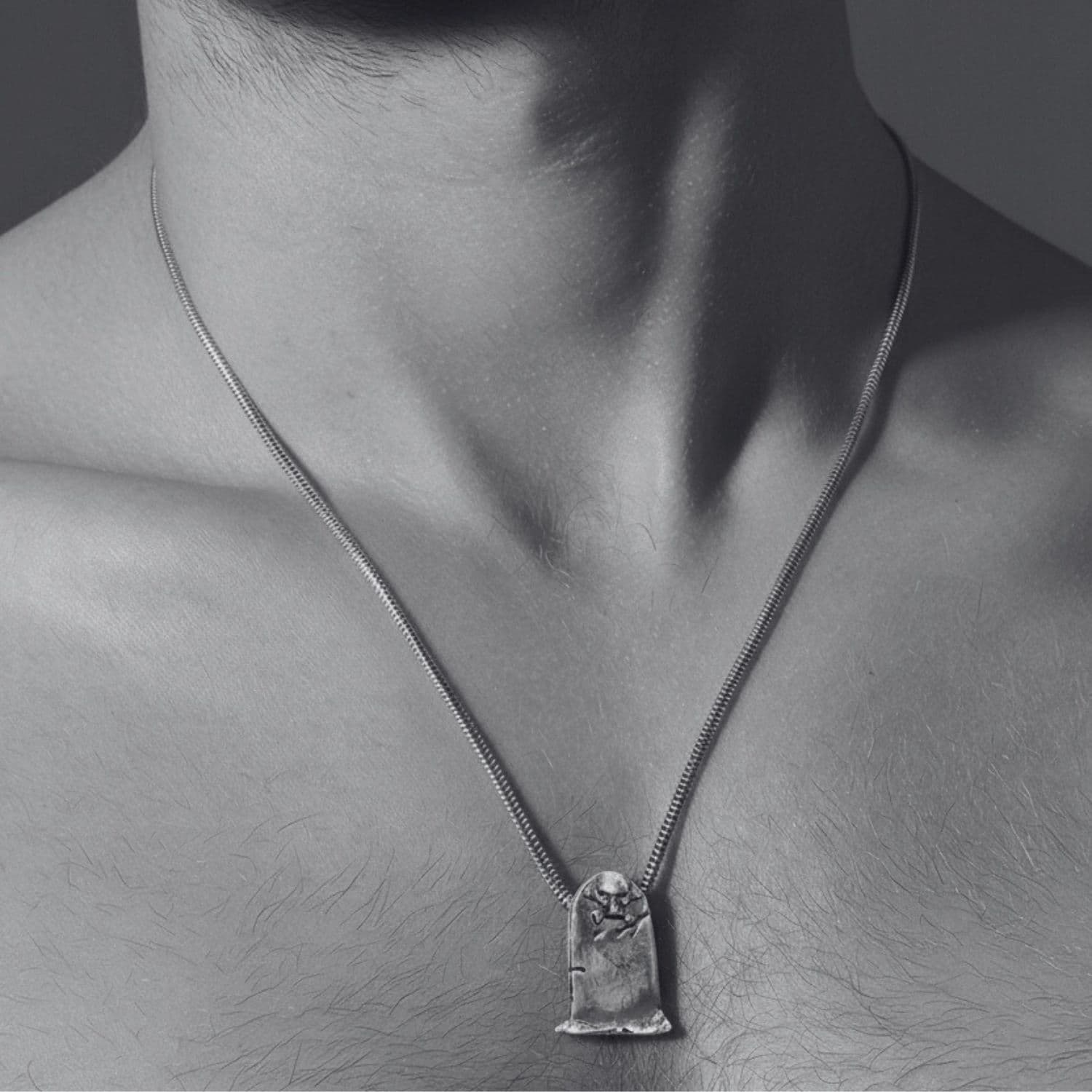 Model wearing skeleton grave pendant necklace in sterling silver 925 on snake chain – Tg-Jewellery by Tamara Gervasio