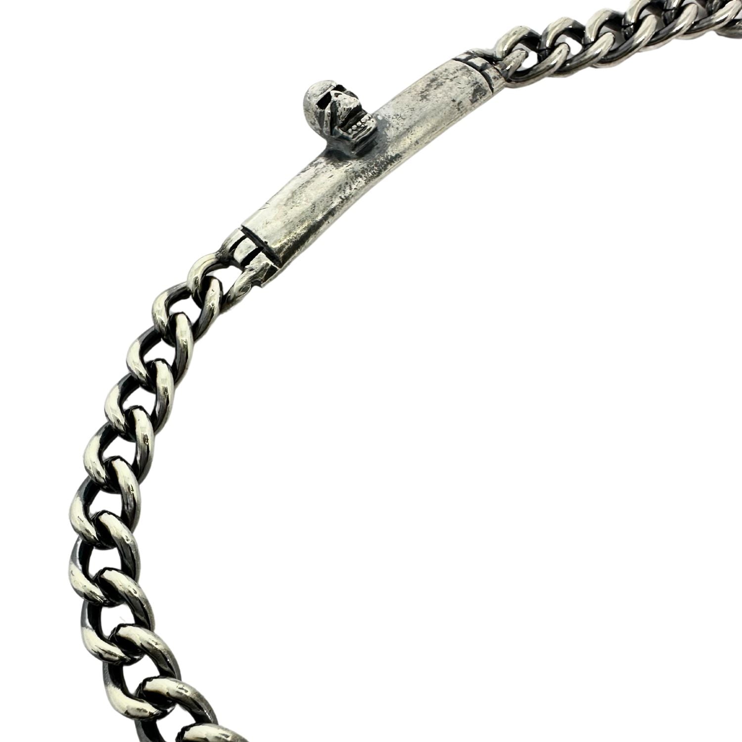 Close-up of 5.35mm round curb chain and T-bar clasp on sterling silver 925 skull plate bracelet – Tg-Jewellery by Tamara Gervasio
