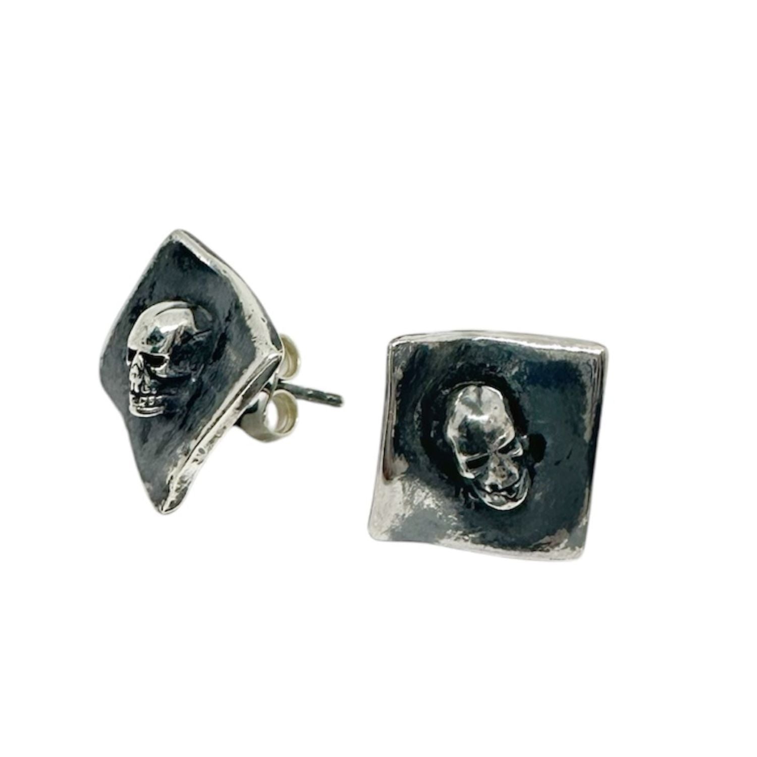 Skull stud earrings in sterling silver 925, front view – Tg-Jewellery by Tamara Gervasio