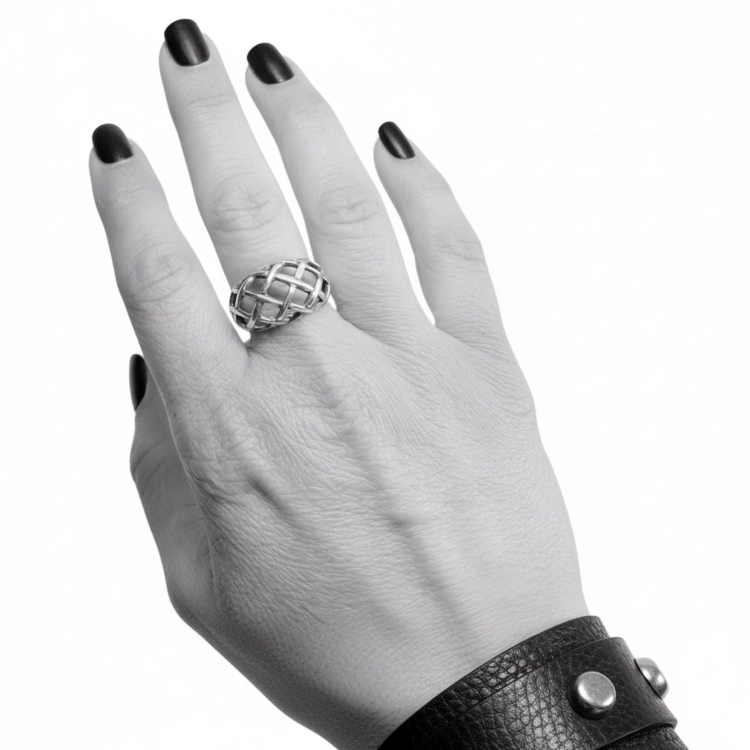 Model wearing the woven dome sterling silver 925 ring, showing scale and fit on hand - Tg-jewellery By Tamara Gervasio